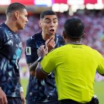 Iván Barton marca un hito: primer árbitro en aplicar la ‘Ley Vinícius’ en un Mundial