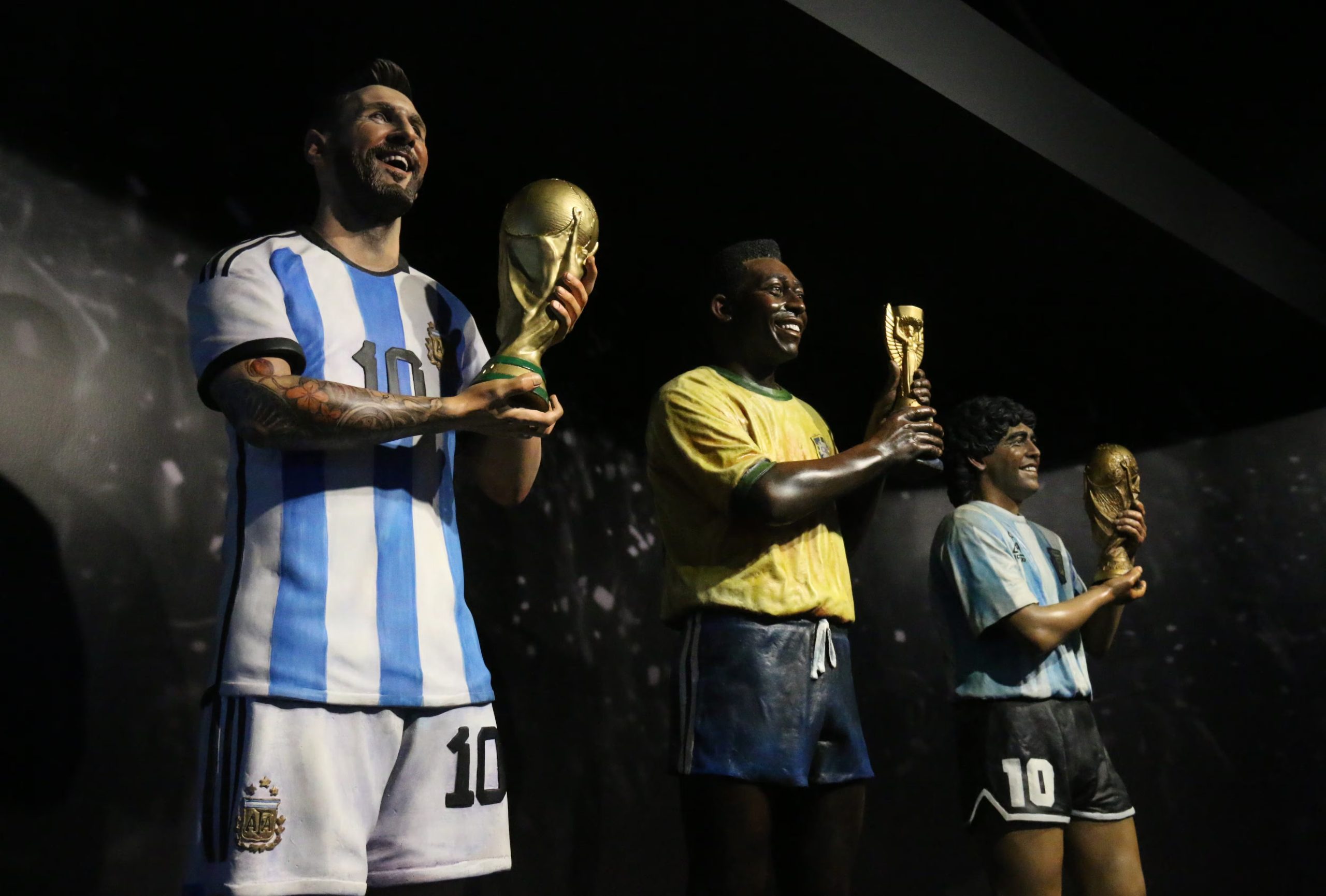 Fotografía de esculturas en tamaño real del argentino Lionel Messi, el brasileño Edson Arantes do Nascimento (Pelé) y el argentino Diego Armando Maradona, en el museo de la Conmebol el día de su reapertura, este lunes, en Luque (Paraguay). EFE/Nina Osorio
