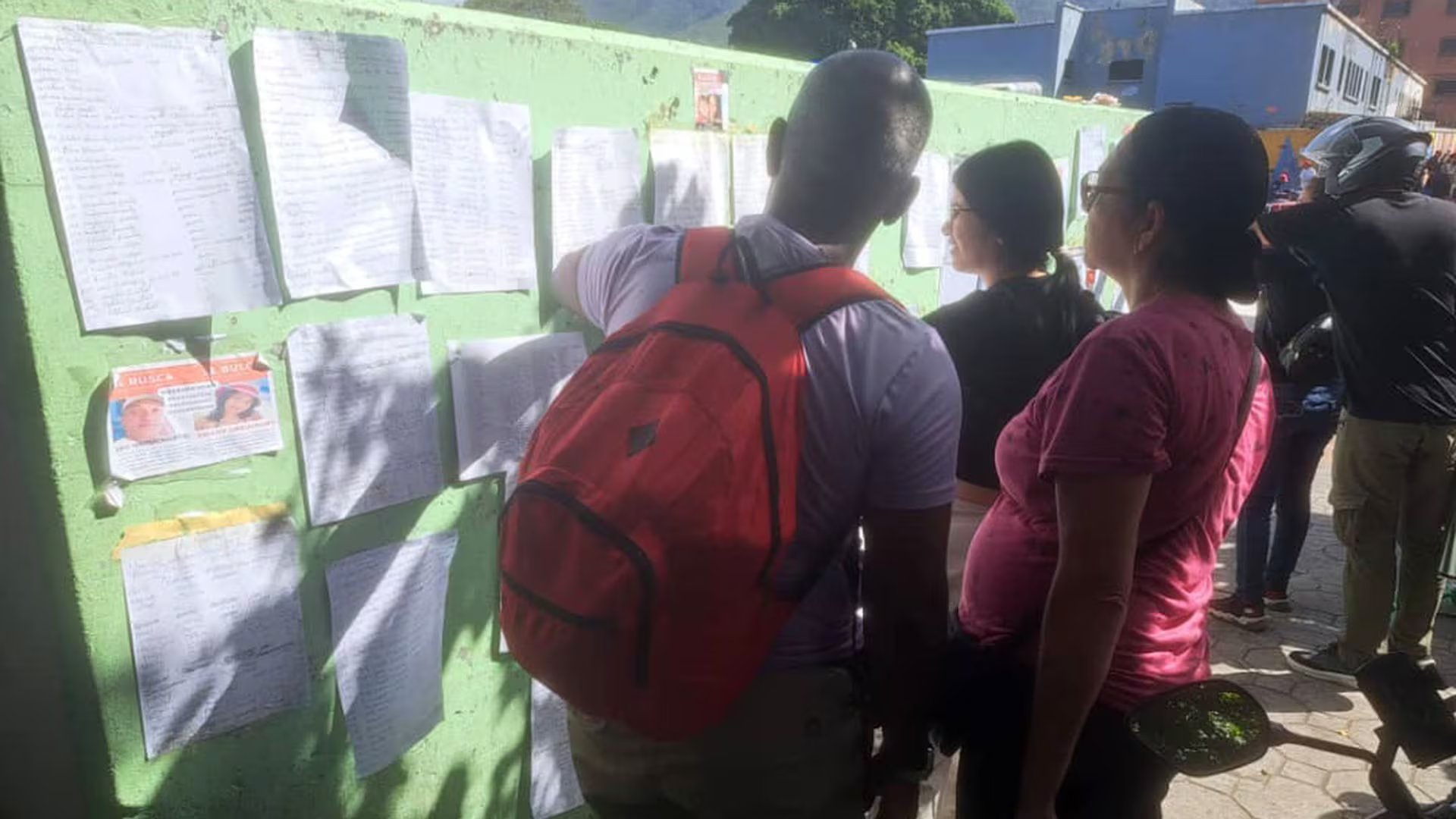 Cientos de venezolanos se acercaron al Parque del Oeste en busca de familiares desaparecidos