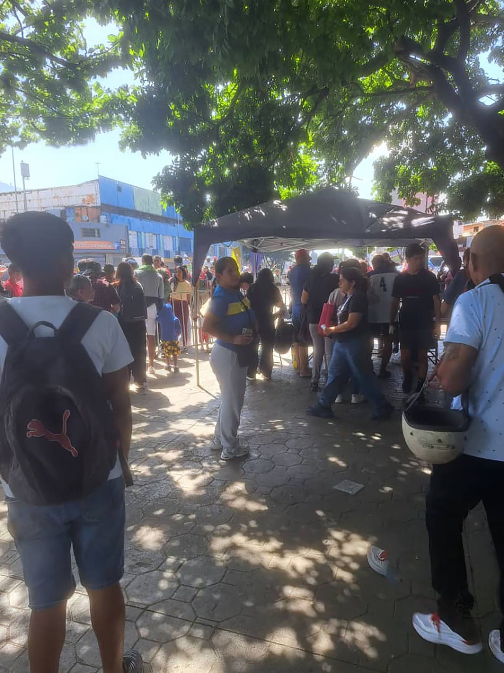 Algunas personas buscan a familiares desaparecidos, mientras que otra solicitan refugio en el Parque del Oeste en Caracas