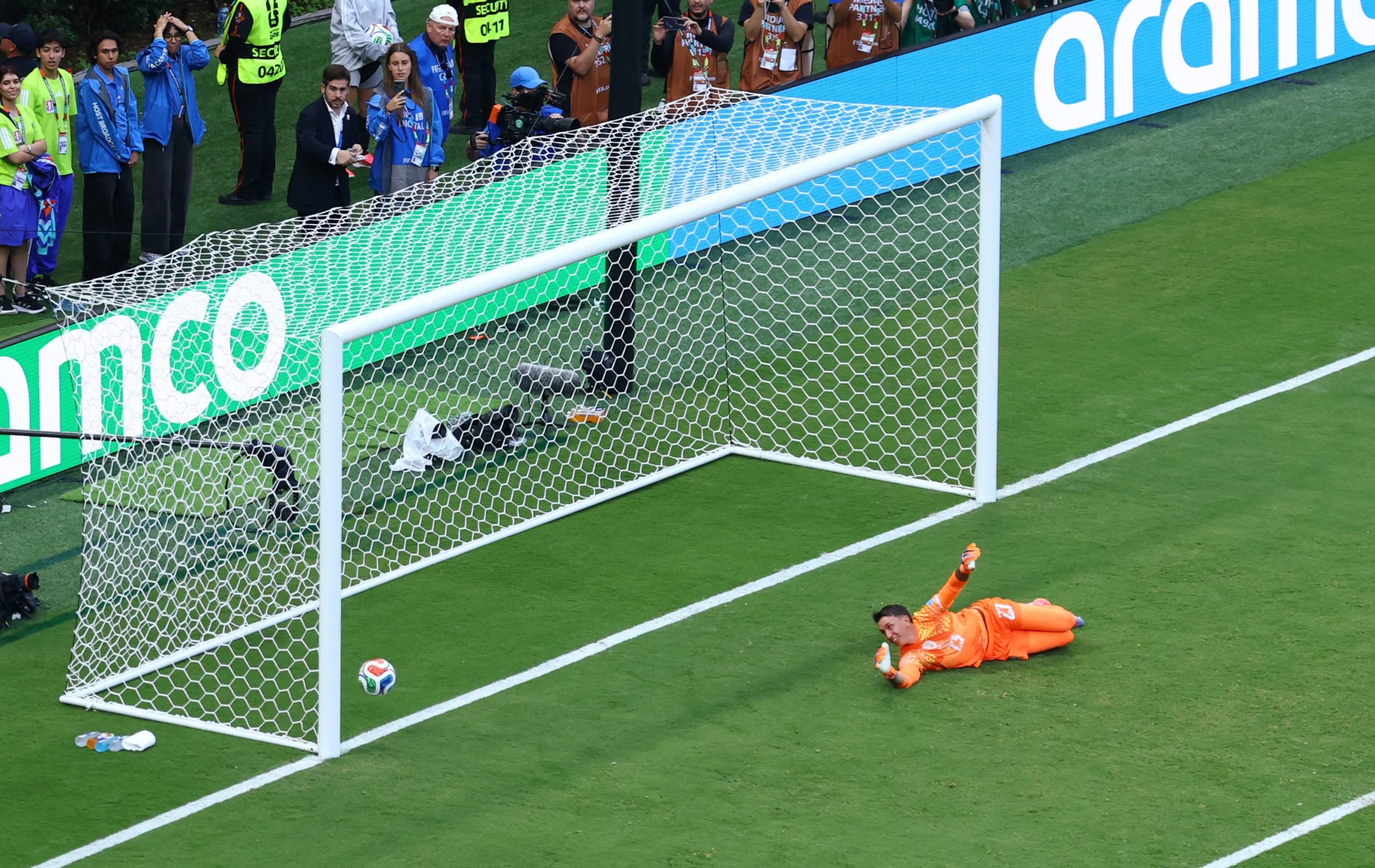 Soccer Football - FIFA World Cup 2026 - Group H - Uruguay v Spain - Estadio Guadalajara, Guadalajara, Mexico - June 26, 2026 Spain's Alex Baena scores their first goal past Uruguay's Fernando Muslera REUTERS/Raquel Cunha
