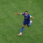 Mbappé brilla con doblete y Francia avanza pese a tormenta