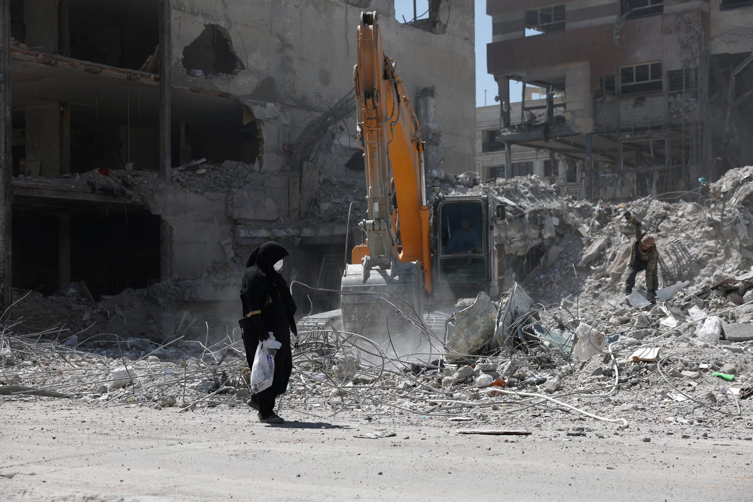 Una mujer observa los escombros de su casa, dañada en un ataque aéreo estadounidense e israelí en marzo, en Teherán, Irán, el 7 de junio de 2026. Majid Asgaripour/WANA (Agencia de Noticias de Asia Occidental) vía REUTERS