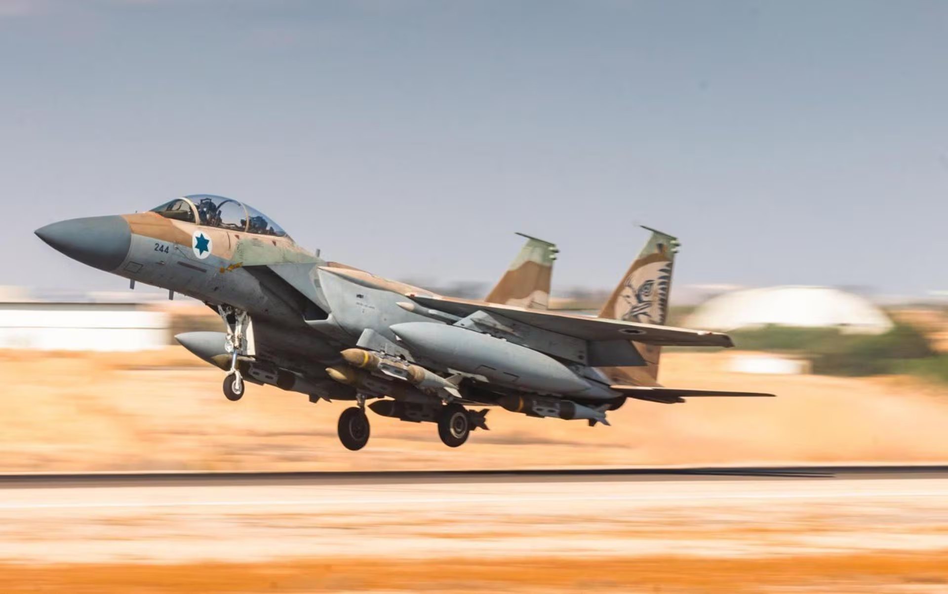 Un avión de combate F-15 israelí despegando para bombardear objetivos hutíes en Hodeida, Yemen. Europa Press