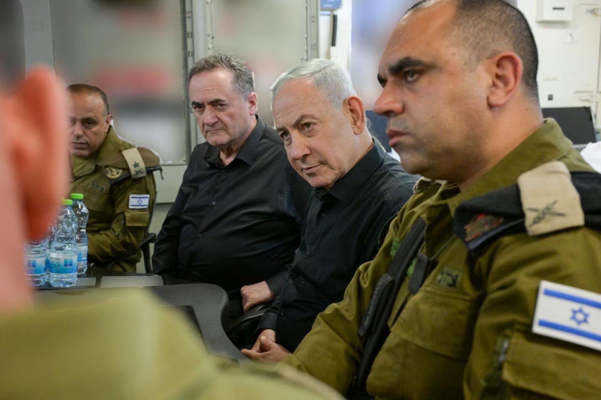 Benjamin Netanyahu, junto a Israel Katz, recibe informes de la cúpula militar durante una visita a unidades desplegadas en la frontera norte de Israel 