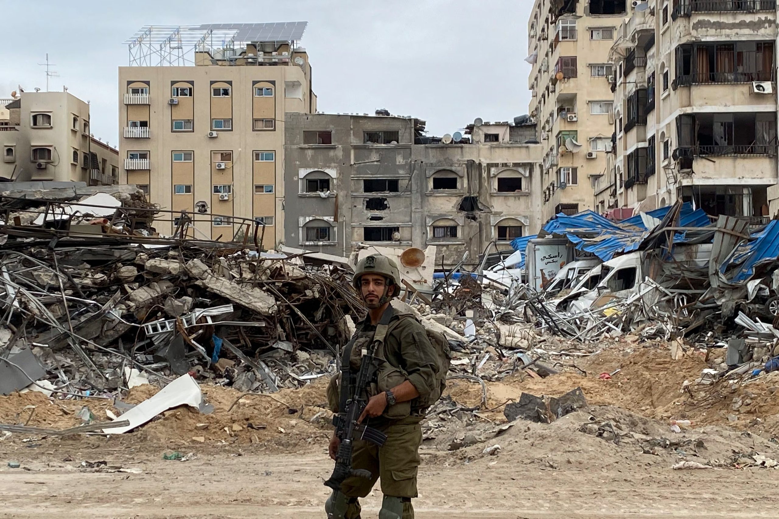 Un soldado israelí en una zona devastada en la Franja Gaza (EFE/ Pablo Duer)
