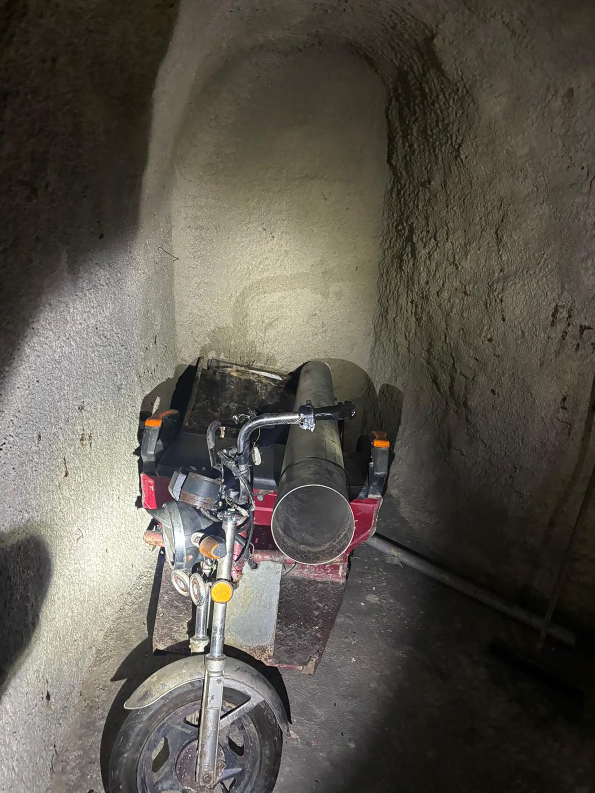 Una moto en los túneles (IDF)