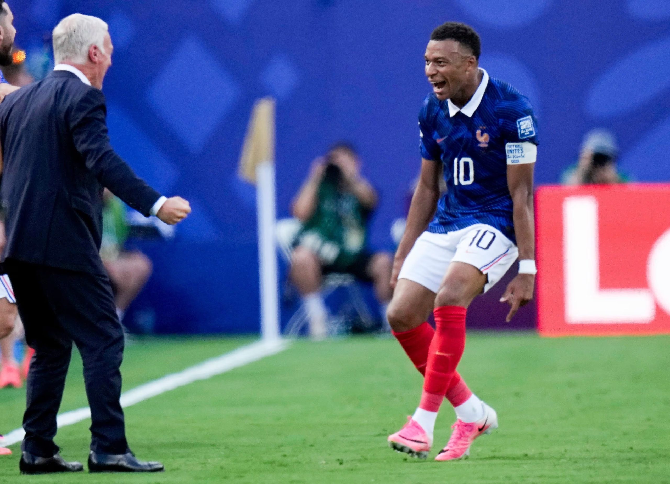 Kylian Mbappé (10) festaja con el técnico Didier Deschamps tras marcar el primer gol de Francia en el partido contra Suecia en los 16vos de final del Mundial, el martes 30 de junio de 2026, en East Rutherford, Nueva Jersey. (AP Foto/Frank Franklin II)