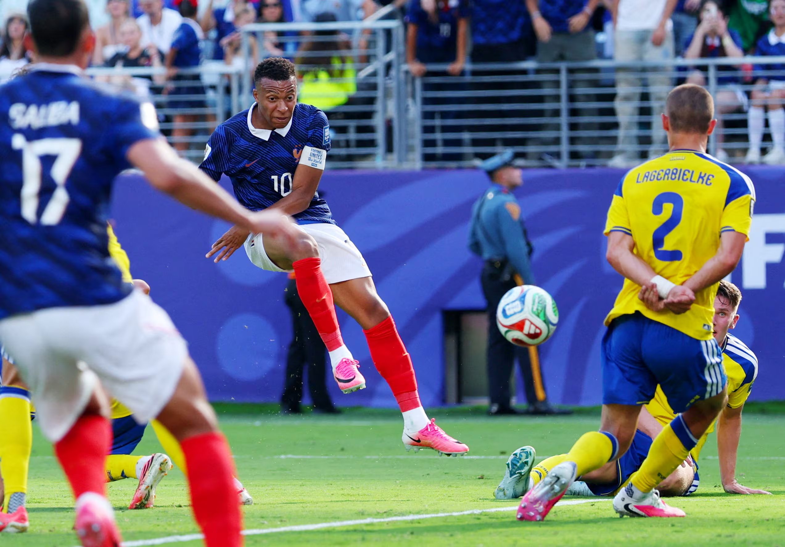 Fútbol - Copa Mundial de la FIFA 2026 - Dieciseisavos de final - Francia vs Suecia - Estadio New York New Jersey, East Rutherford, Nueva Jersey, EE. UU. - 30 de junio de 2026. Kylian Mbappé, de Francia, anota el primer gol de su selección. REUTERS/Mike Segar