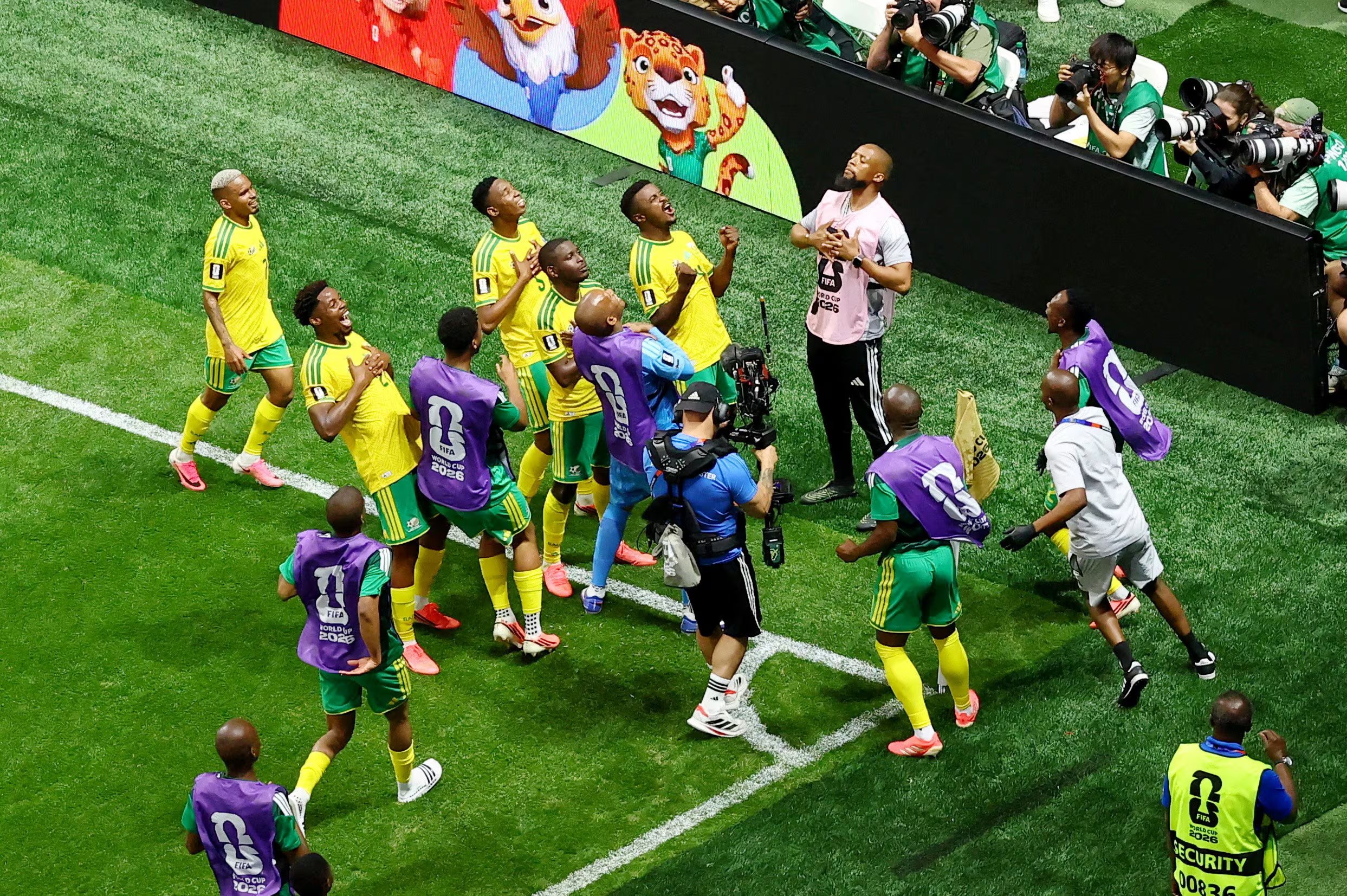 Teboho Mokoena anotó el agónico gol que mantiene viva a la Selección de Sudáfrica en el empate 1-1 contra República Checa. REUTERS/Bernadett Szabo