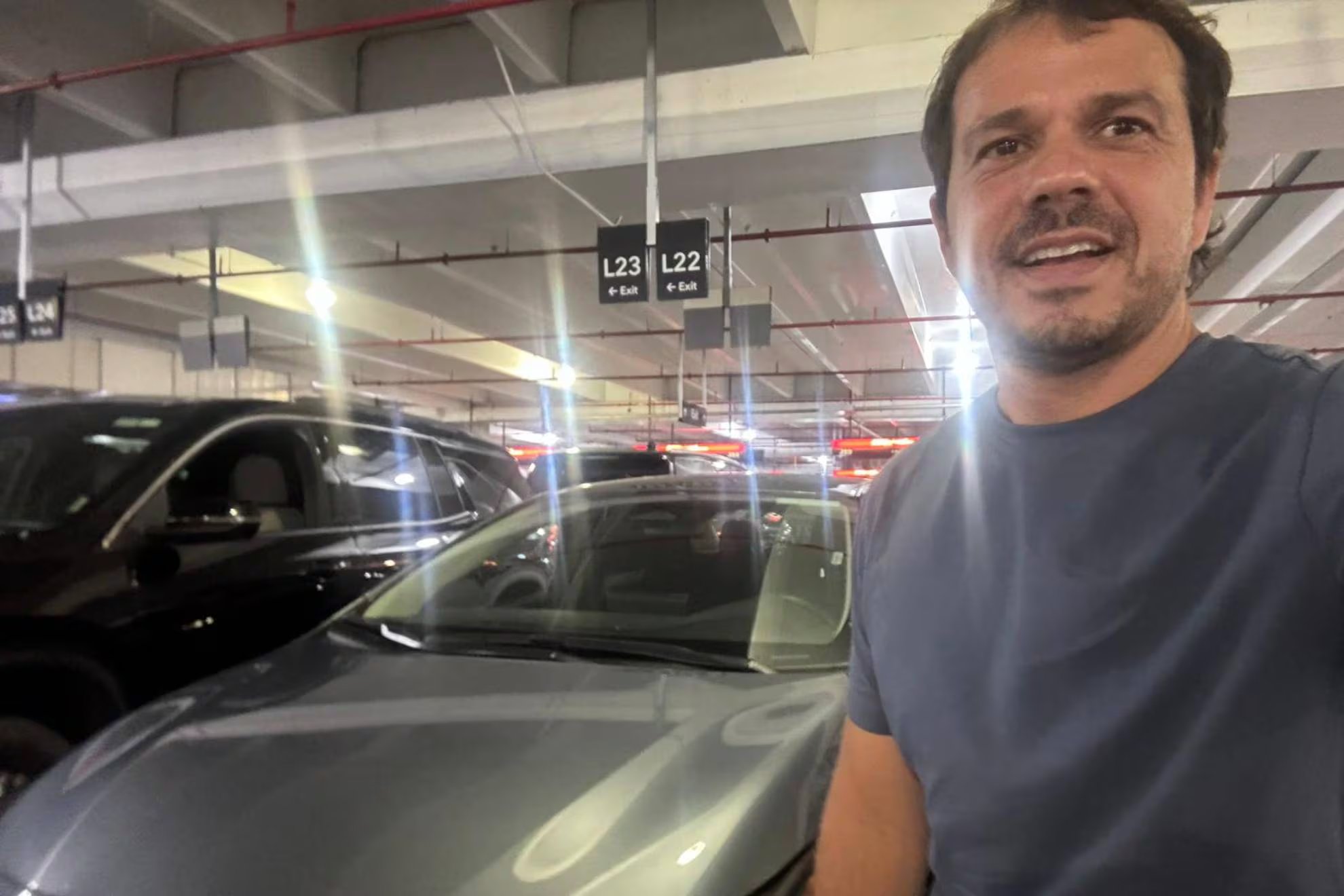 KQ con el coche que ha alquilado y donde 