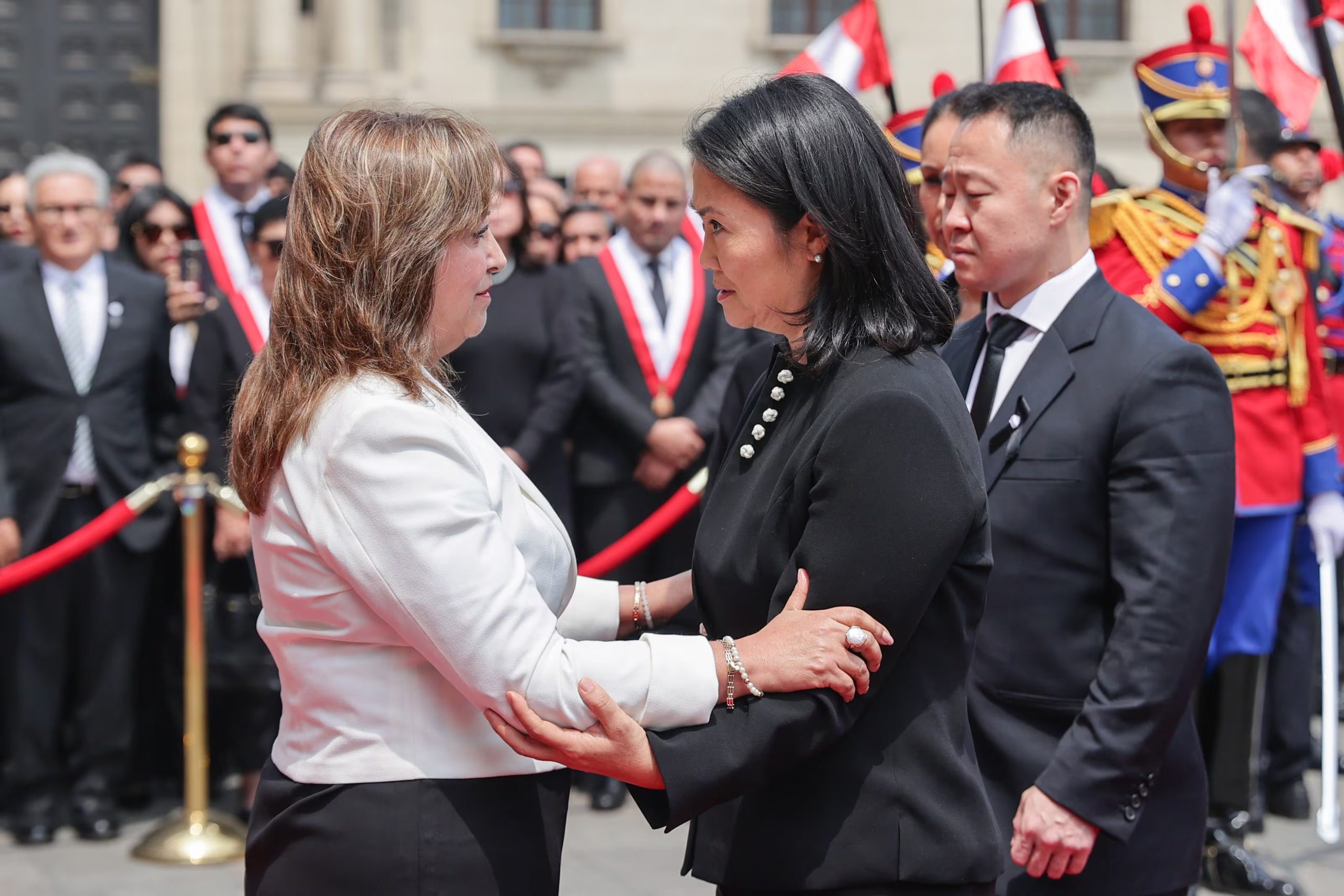 Fotografía cedida por la Presidencia de Perú de la presidenta de Perú, Dina Boluarte (i), saludando a Keiko Fujimori (c) junto a su hermano Kenji este sábado, en un acto en honor al fallecido expresidente de Perú, Alberto Fujimori, en Lima (Perú). EFE/ Presidencia de Perú
