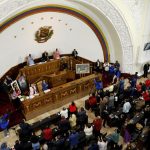 Venezuela autoriza inversión privada en sector eléctrico