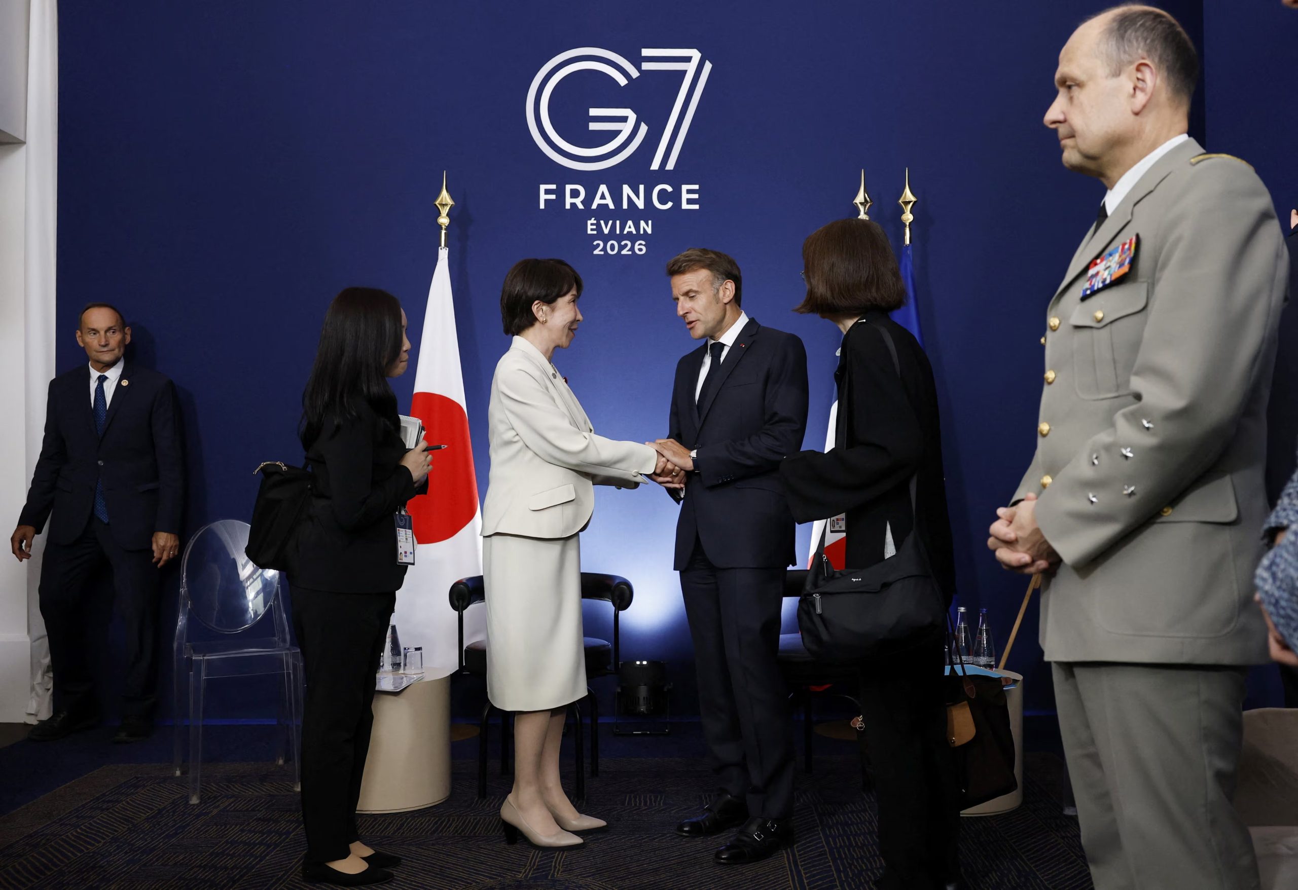 El presidente de Francia, Emmanuel Macron, y la primera ministra de Japón, Sanae Takaichi, antes de su reunión bilateral en el Hotel Royal durante la cumbre del G7 en Evian-les-Bains, Francia, el 16 de junio de 2026 (Reuters)