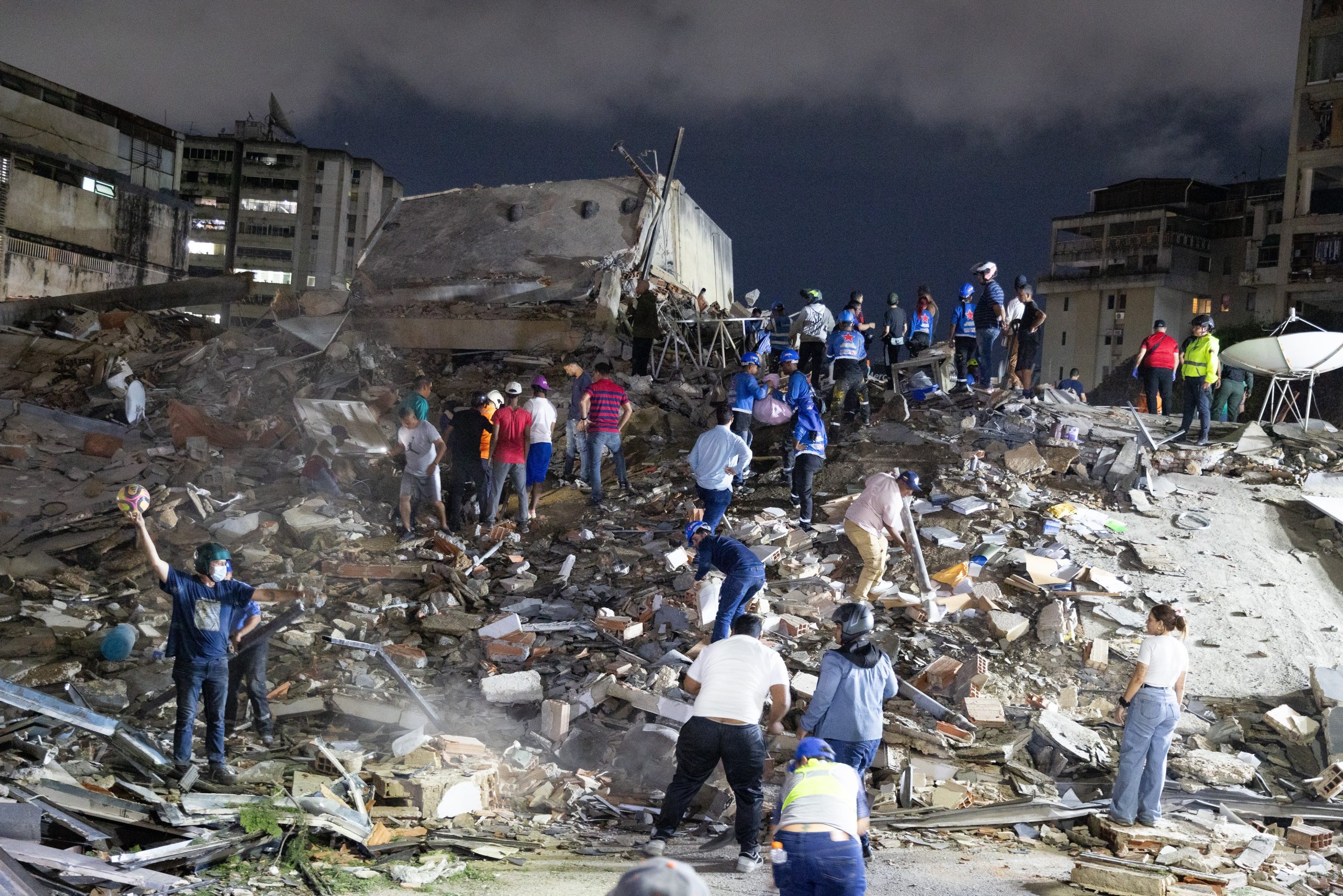 Cuerpos de emergencia buscan víctimas este miércoles, luego de dos fuertes terremotos que sacudieron el Caribe venezolano en Caracas. EFE/ Rayner Peña
