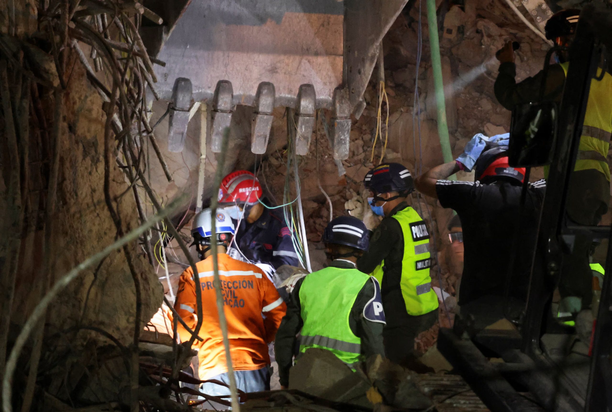 Equipos de rescate trabajan en Caracas (REUTERS/Leonardo Fernández Viloria)
