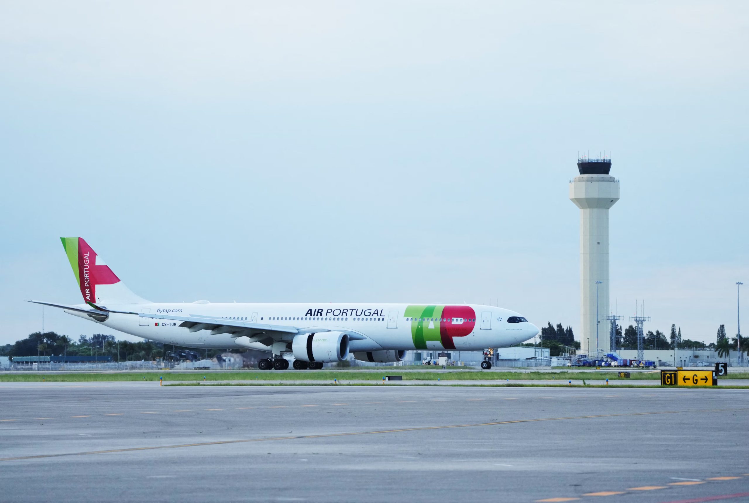Cristiano Ronaldo y Bernardo Silva fueron los primeros en bajar del avión en el Aeropuerto Internacional de Palm Beach ante los medios acreditados - crédito Jim Rassol/Reuters
