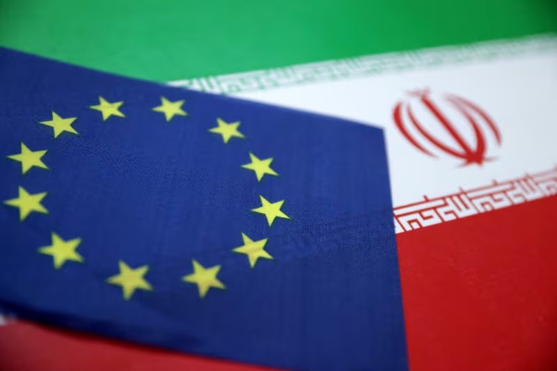 FOTO DE ARCHIVO. Las banderas de la Unión Europea e Irán se ven en esta ilustración tomada el 18 de junio de 2025. REUTERS/Dado Ruvic/Ilustración/Foto de archivo