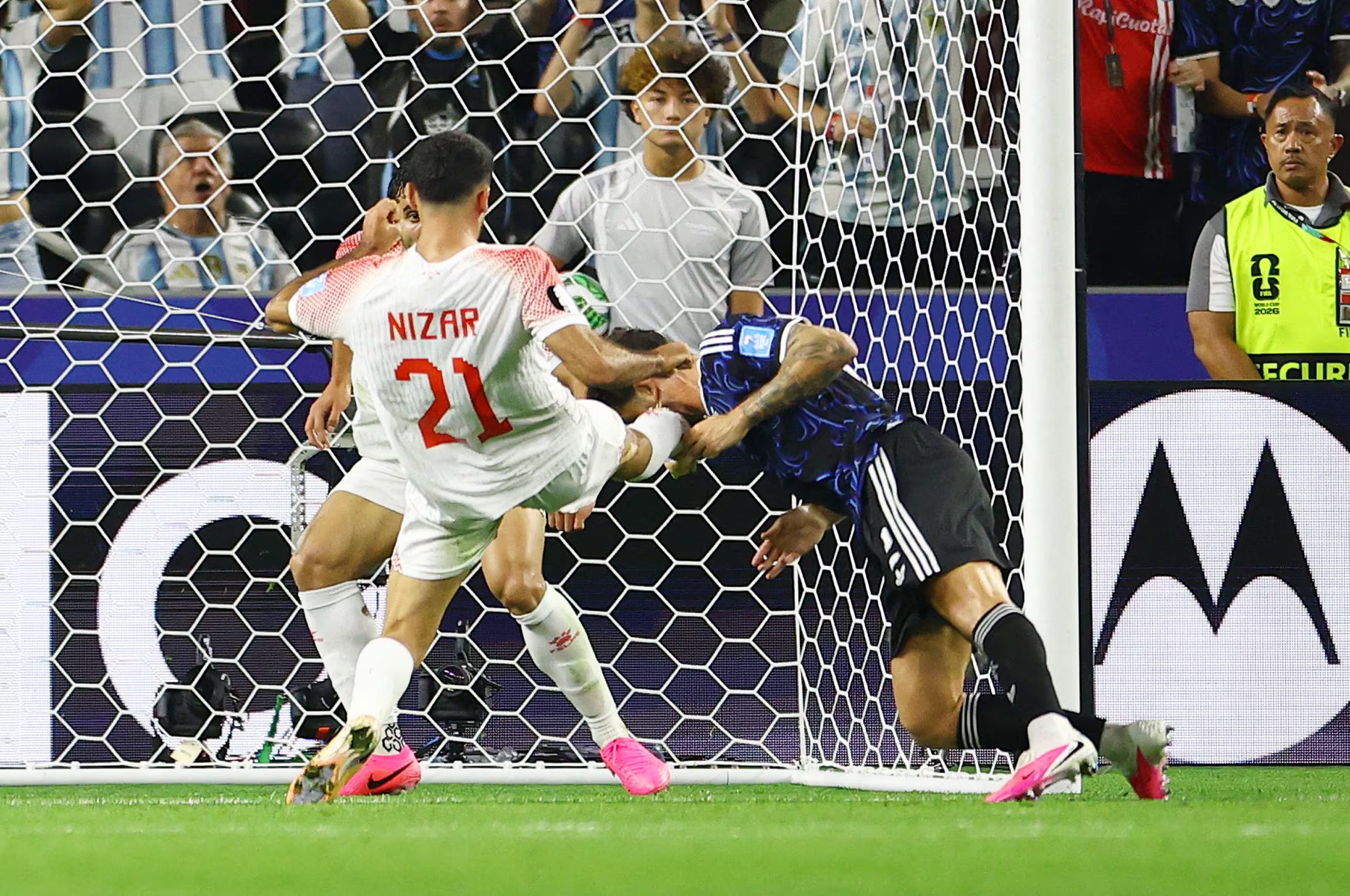El momento de la patada en el rostro a Senesi (REUTERS/Hannah Mckay)