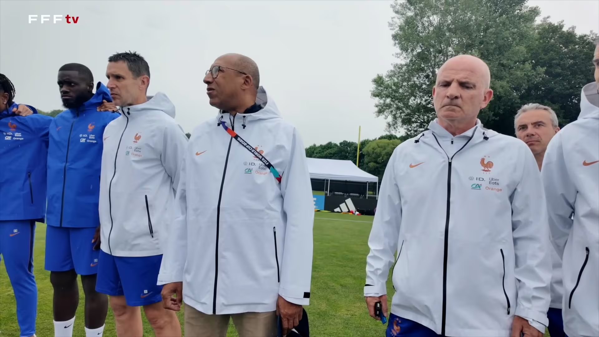 Philippe Diallo, presidente de la Federación Francesa de Fútbol y Guy Stéphan, el asistente de Deschamps que quedó a cargo de la conducción del equipo