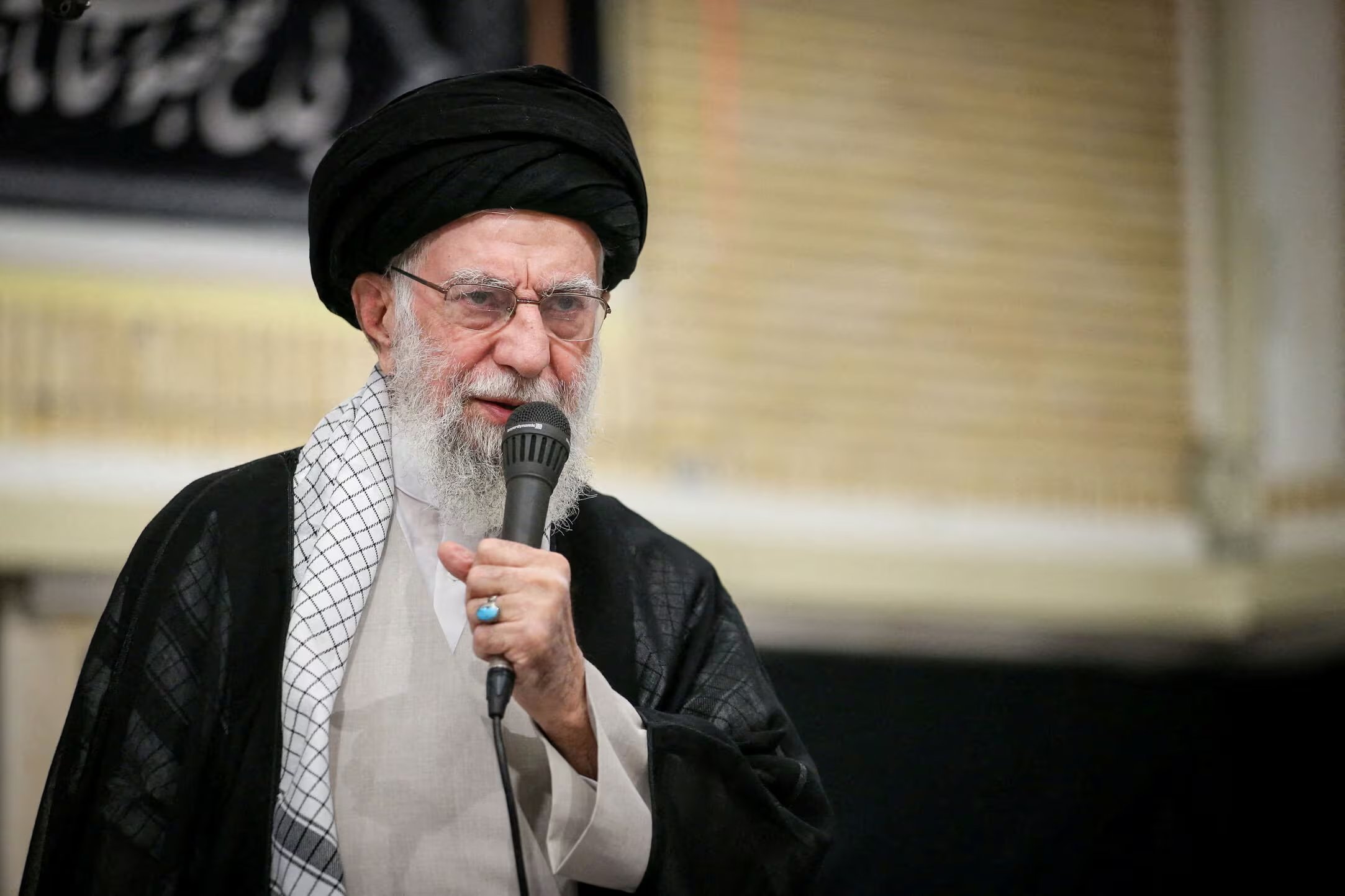 FOTO DE ARCHIVO: El Líder Supremo de Irán, Ayatolá Ali Khamenei, habla durante una ceremonia de duelo por la muerte de comandantes militares y científicos iraníes, que murieron en la guerra de 12 días de Irán con Israel, en Teherán, Irán, 29 de julio de 2025
Oficina del Líder Supremo iraní/WANA (Agencia de Noticias de Asia Occidental)