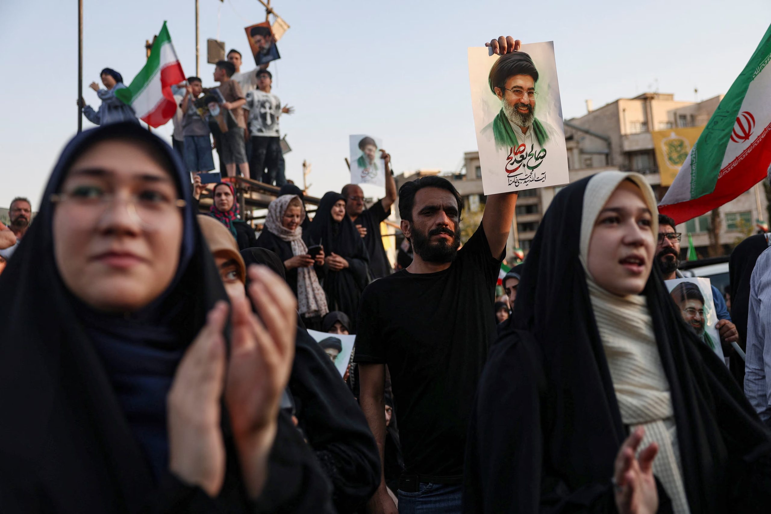 Un hombre sostiene una imagen del líder supremo de Irán, Mojtaba Khamenei, durante una manifestación en su apoyo en Teherán, Irán. 4 de junio de 2026. Majid Asgaripour/WANA (Agencia de Noticias de Asia Occidental) vía REUTERS