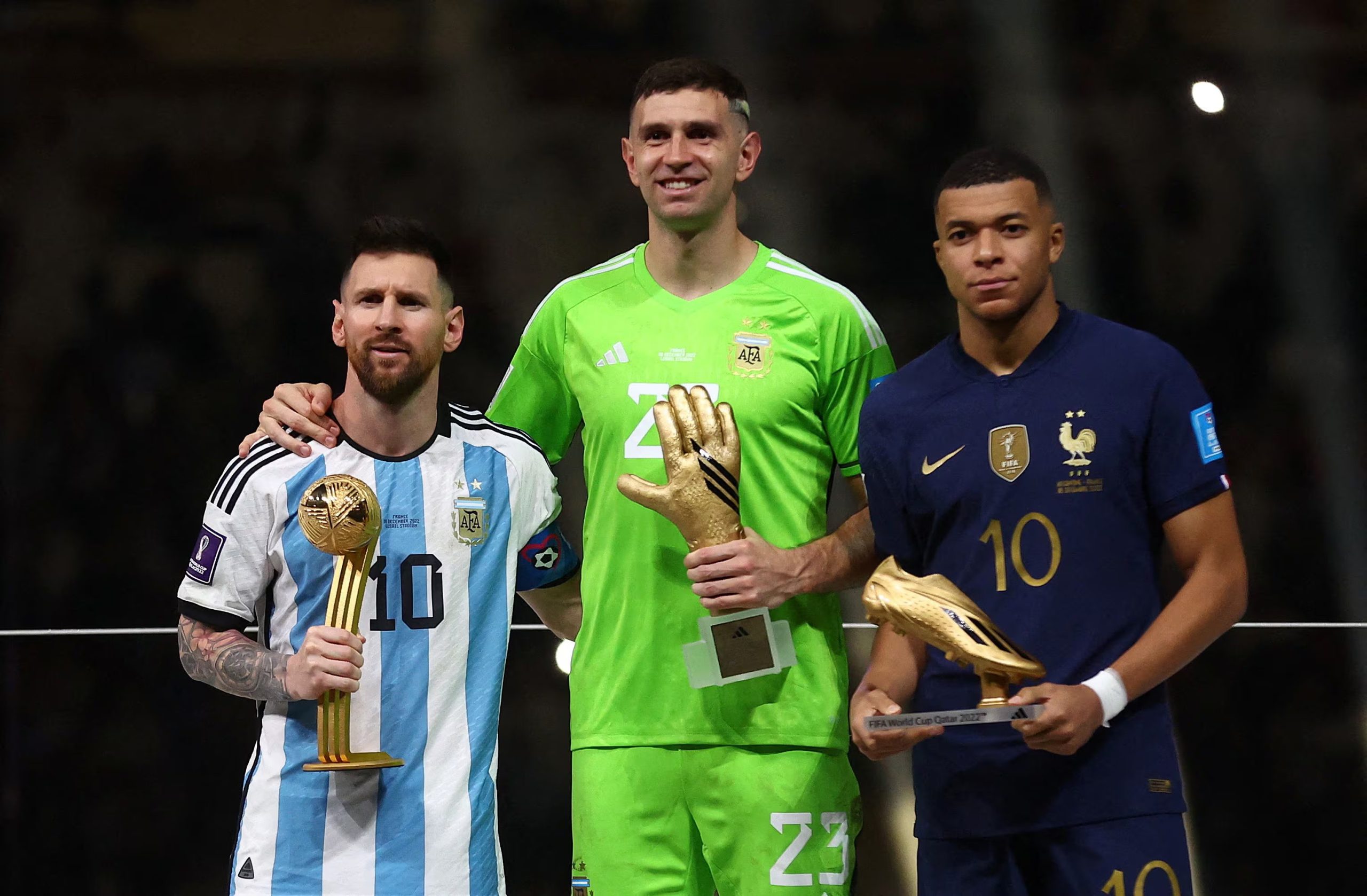 Junto a Messi (mejor jugador del Mundial 2022) y Dibu Martínez (guante de oro) (REUTERS/Carl Recine/File Photo)
