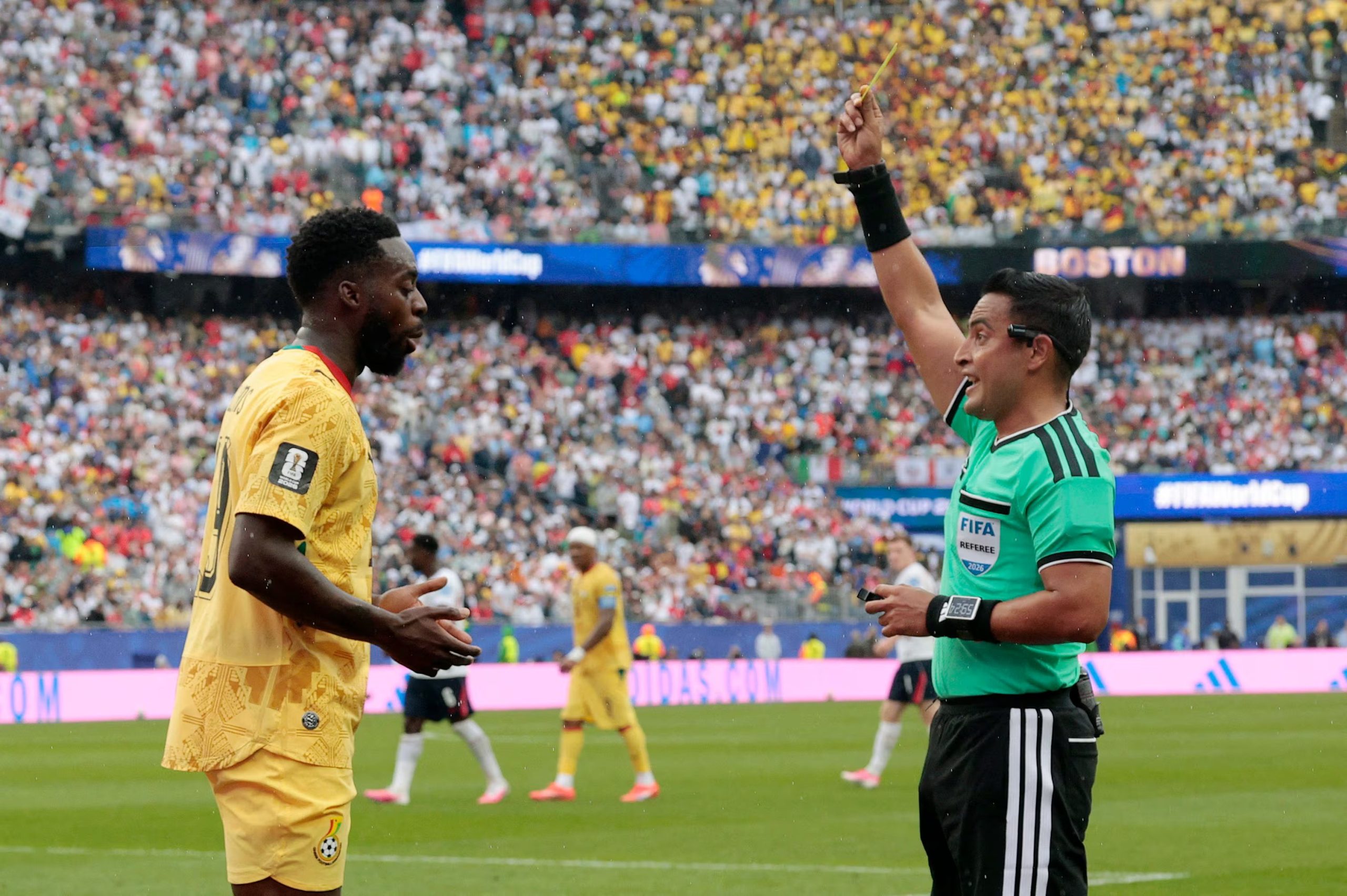 El árbitro Said Martínez mostró una tarjeta amarilla por lado: Declan Rice (Inglaterra) e Iñaki Williams (Ghana) (Foto: Reuters/Brian Snyder)