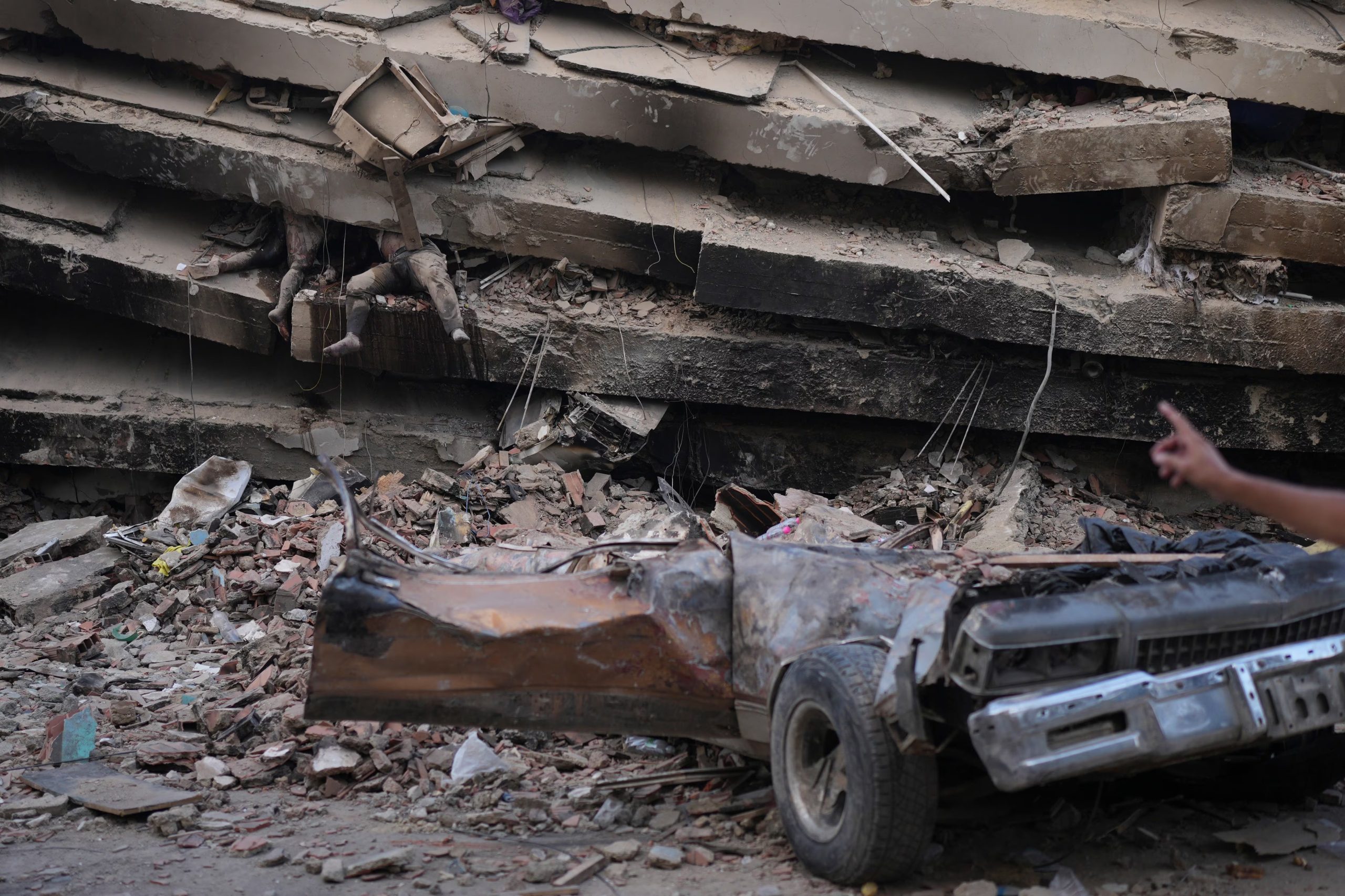 Los cuerpos permanecen atrapados bajo los escombros de un edificio colapsado tres días después de que un terremoto azotara La Guaira, Venezuela, el sábado 27 de junio de 2026 (AP/Matias Delacroix)