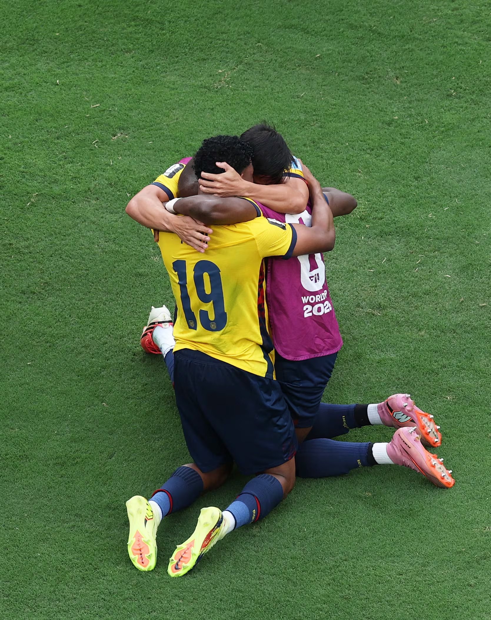 El abrazo del extremo con sus compañeros tras el triunfo sobre Alemania (REUTERS/John Sibley)