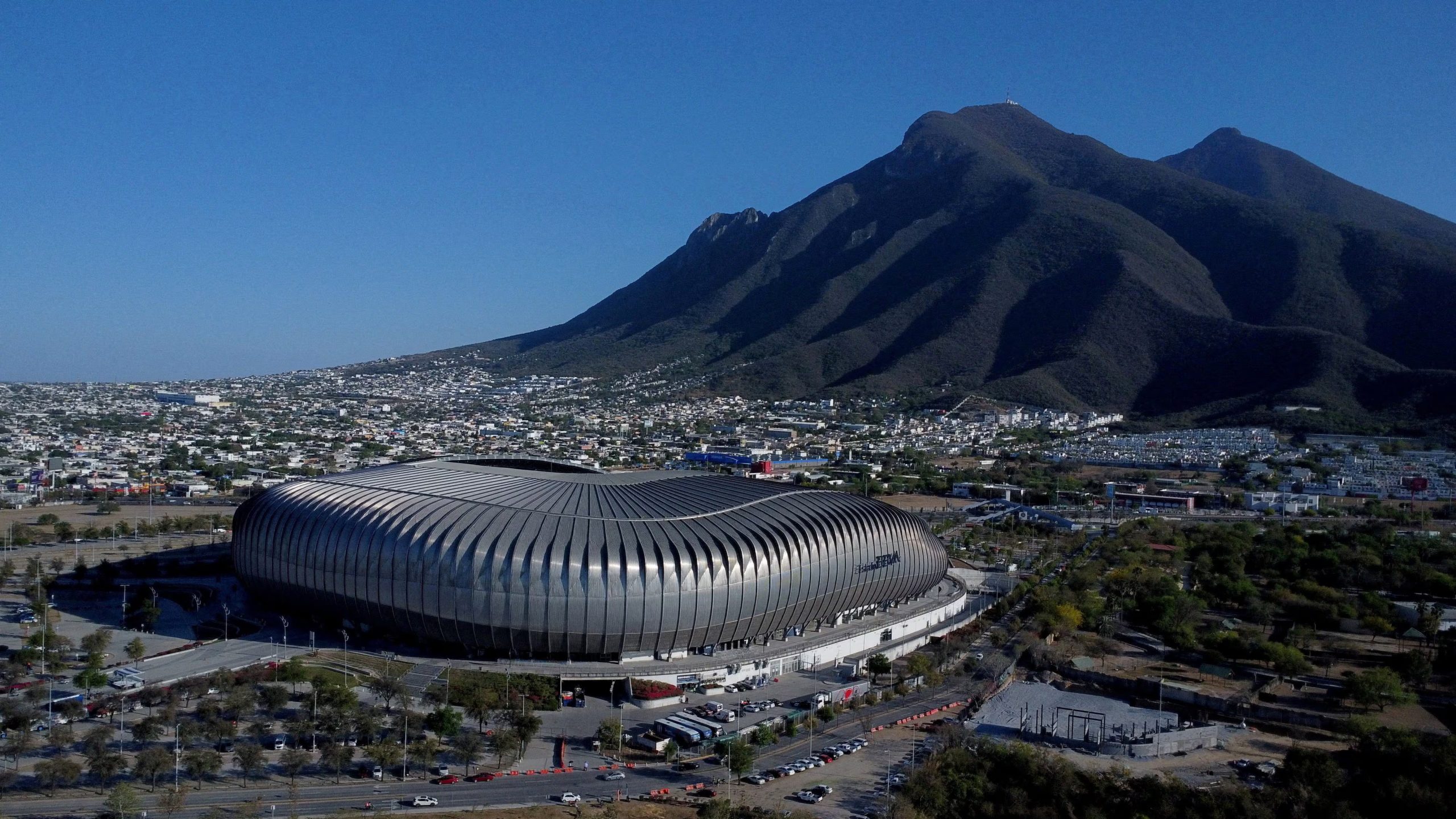 Aficionados y visitantes se mostraron sorprendidos ante la panorámica que ofrece la sede regiomontana durante los partidos internacionales (Reuters)