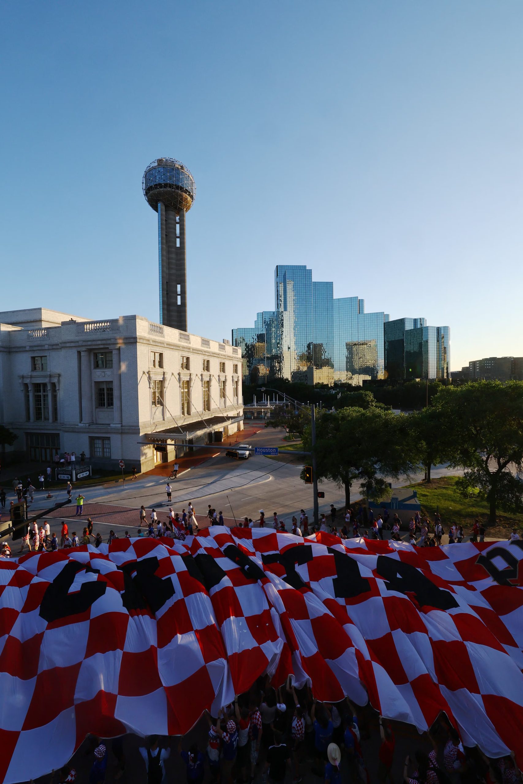 Hinchas de Croacia celebran en el centro de Dallas antes del partido (Reuters)