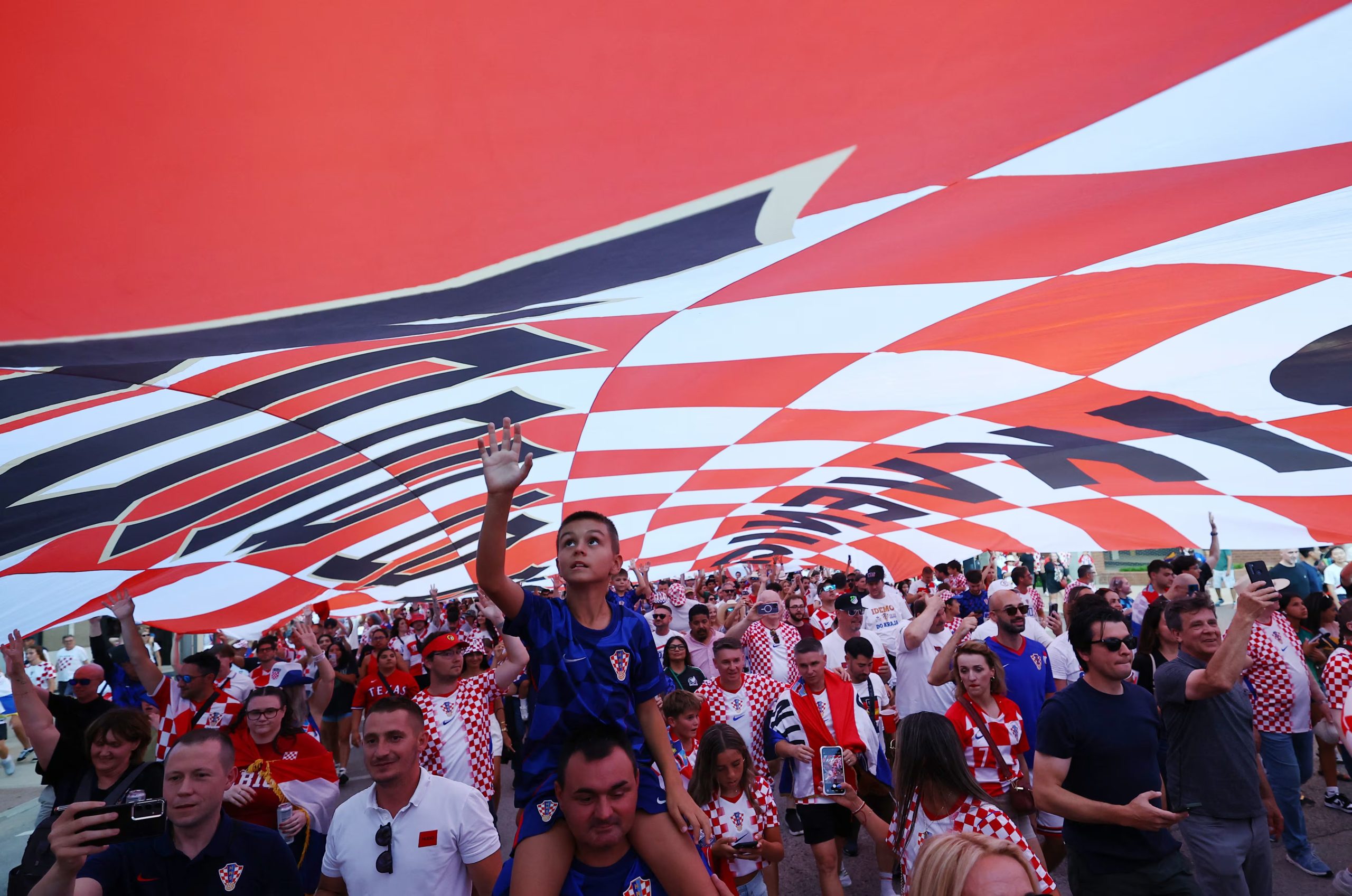 Miles de seguidores vistieron los colores rojo, blanco y azul en la previa del debut croata (Reuters)