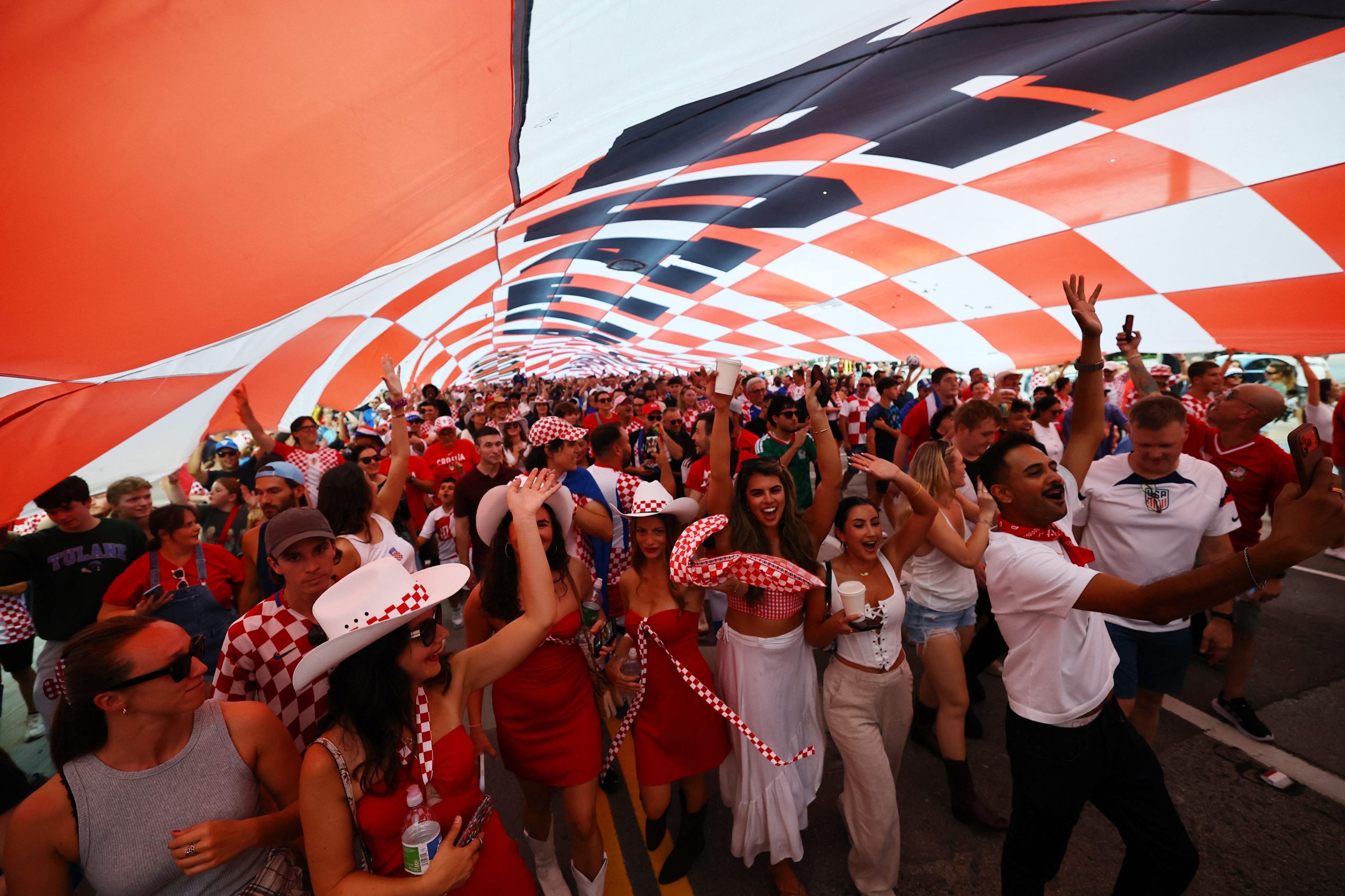 El grupo de hinchas Mi Hrvati organizó la marcha previa al encuentro ante Inglaterra.(Reuters)