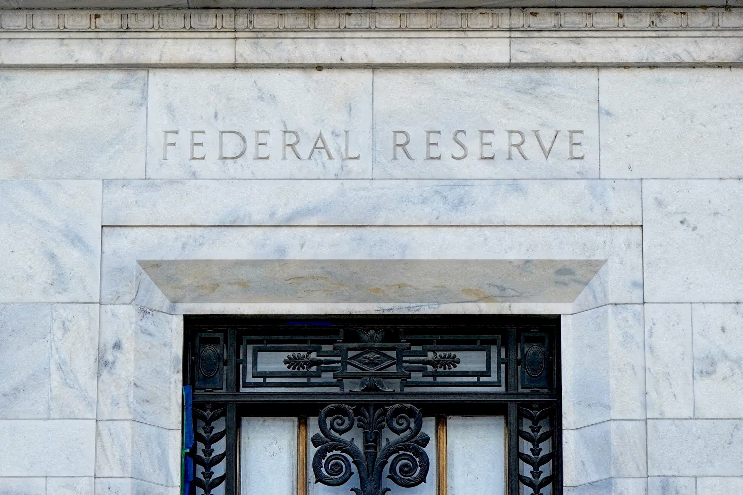 Los mercados financieros esperan que la Reserva Federal suba los tipos de interés en diciembre ante la persistencia de la inflación en Estados Unidos. (REUTERS/ARCHIVO)