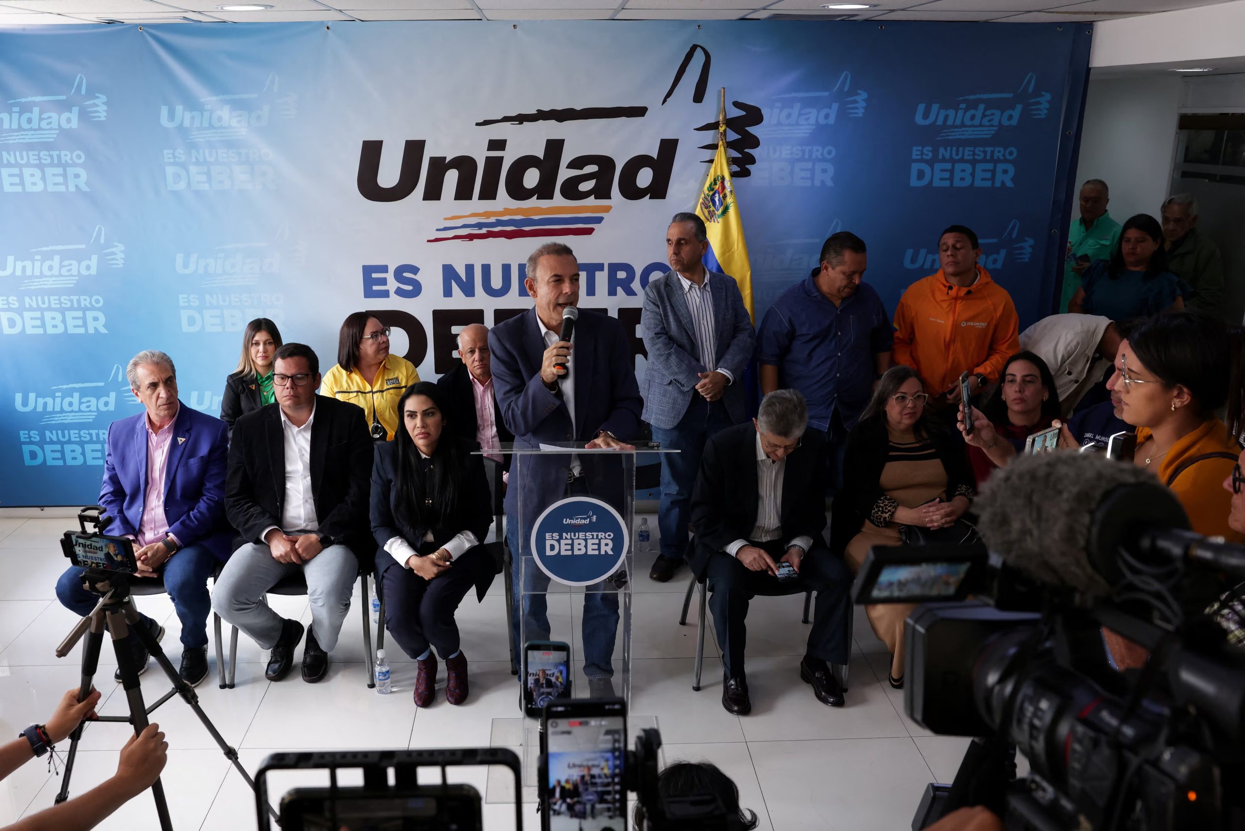 Miembros de la alianza opositora venezolana Plataforma Unitaria Democrática (PUD) hablan con los medios de comunicación (REUTERS/Gaby Oraa/Archivo)