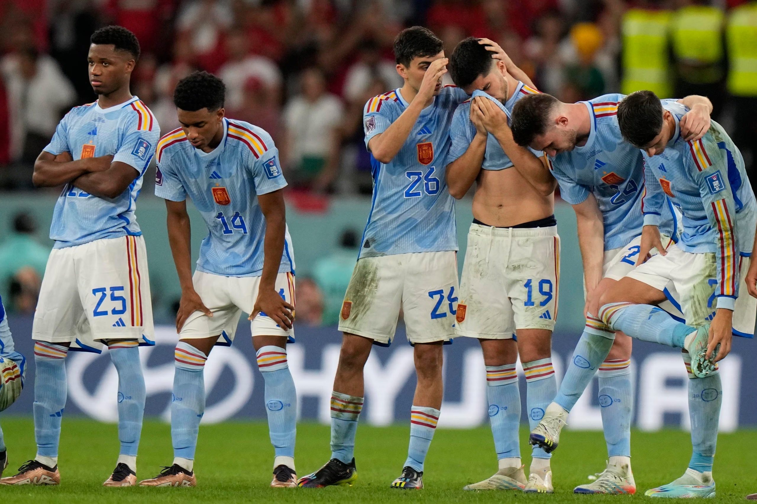 La selección española se lamenta tras caer eliminada en el Mundial 2022. (AP Foto/Luca Bruno)