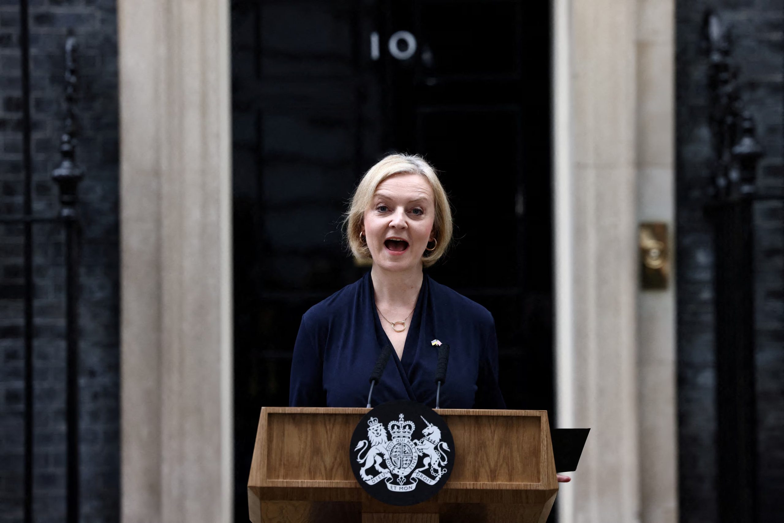 Liz Truss ocupó el cargo durante apenas 45 días en 2022. Su plan de recortes fiscales provocó turbulencias financieras y la convirtió en la primera ministra con el mandato más breve de la historia moderna británica. (REUTERS/ARCHIVO)