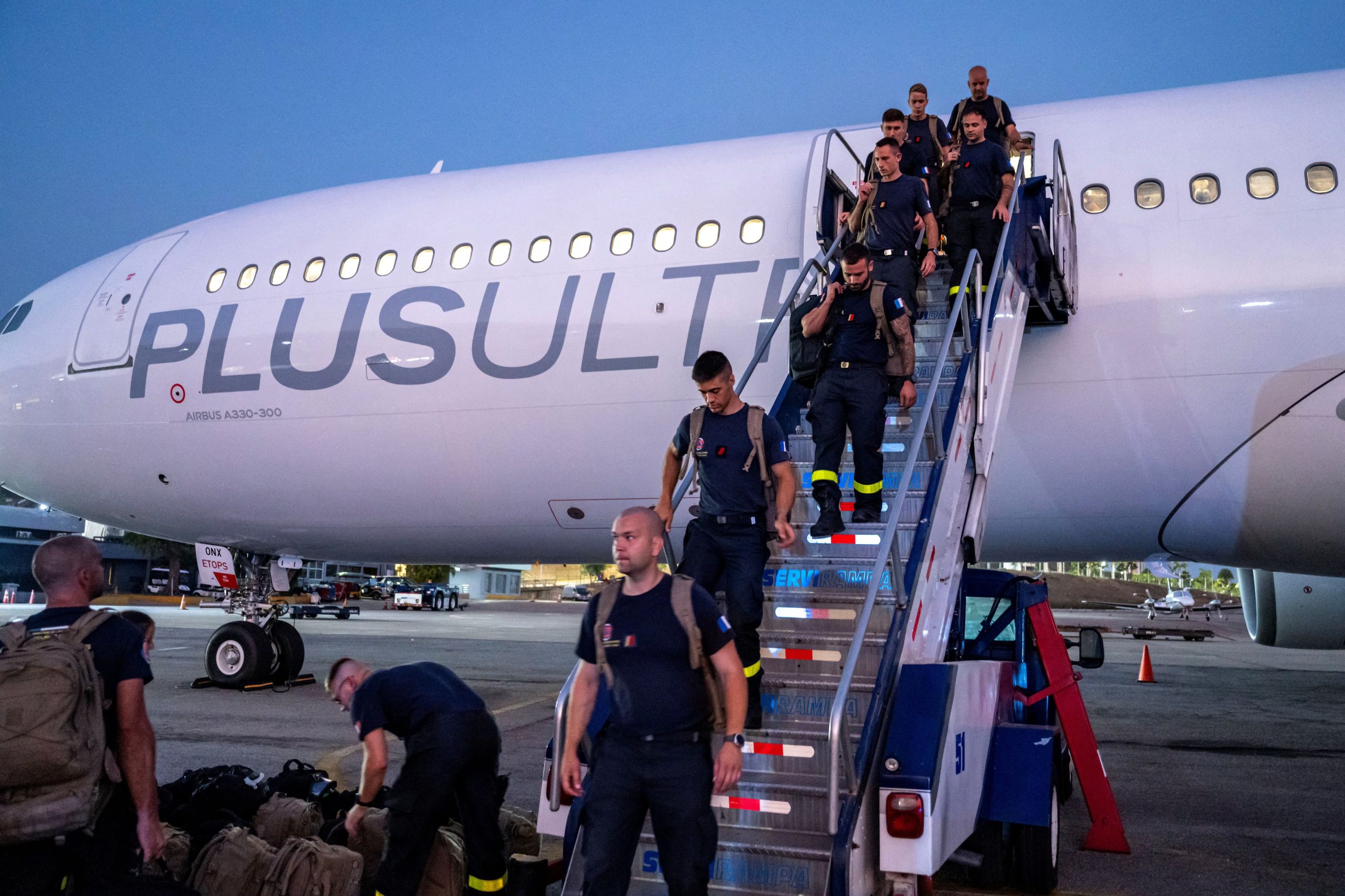 Miembros del Regimiento de Entrenamiento e Intervención de la Seguridad Civil Francesa llegan al Aeropuerto Internacional Simón Bolívar en Maiquetía, estado La Guaira (MIGUEL MEDINA/Pool via REUTERS)