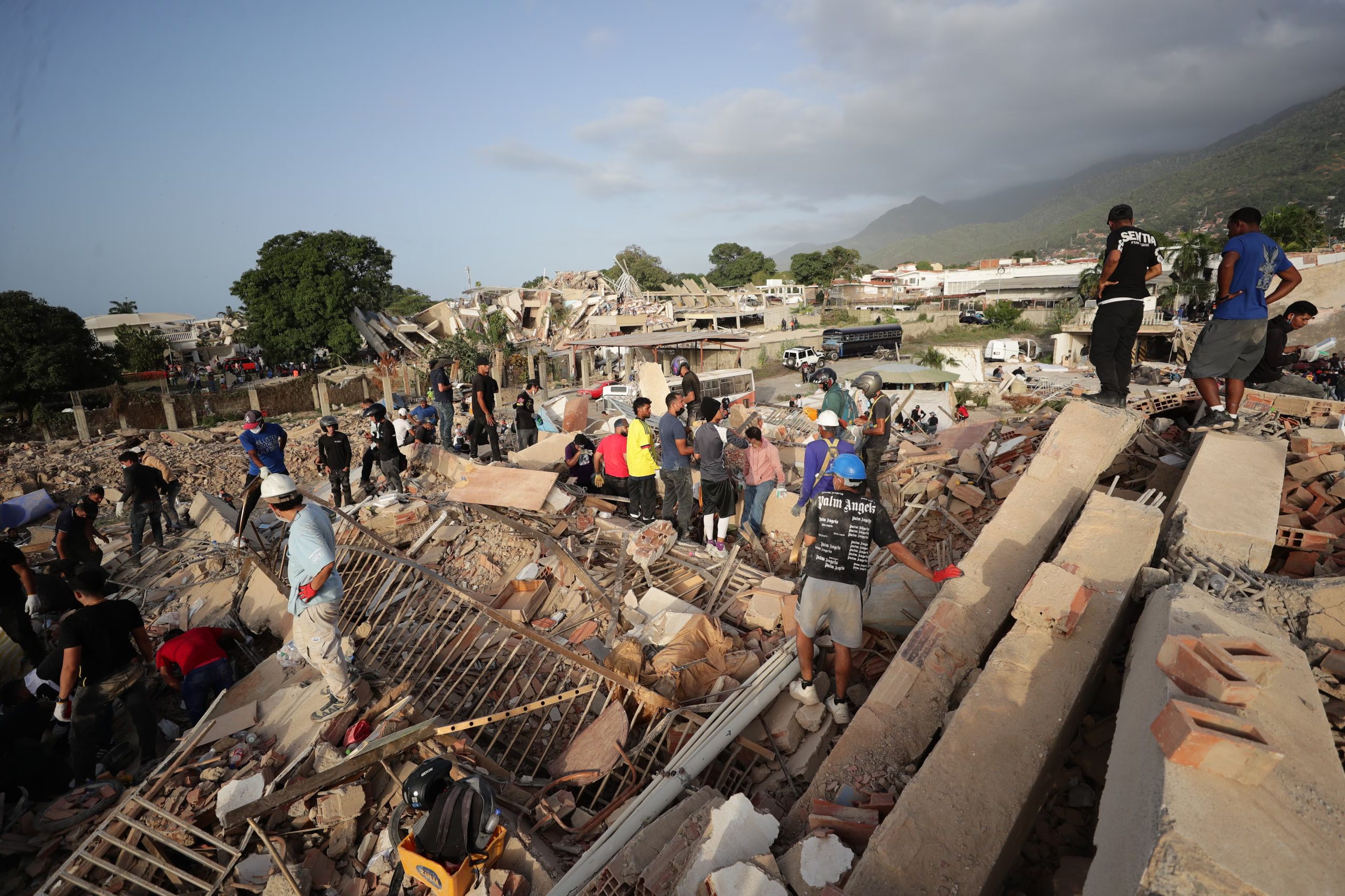Ya son más de 1400 los muertos por los terremotos en Venezuela (EFE/ Ronald Peña R)
