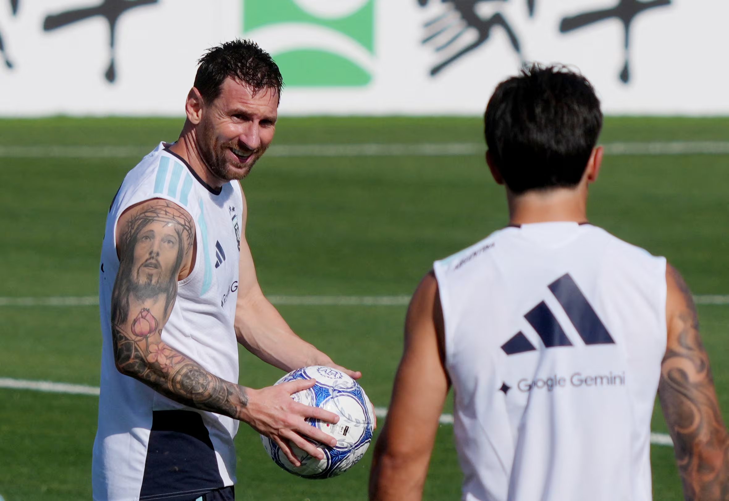 El seleccionado argentino se ilusiona en el Mundial por el gran momento de Messi (Reuters/Jay Biggerstaff)