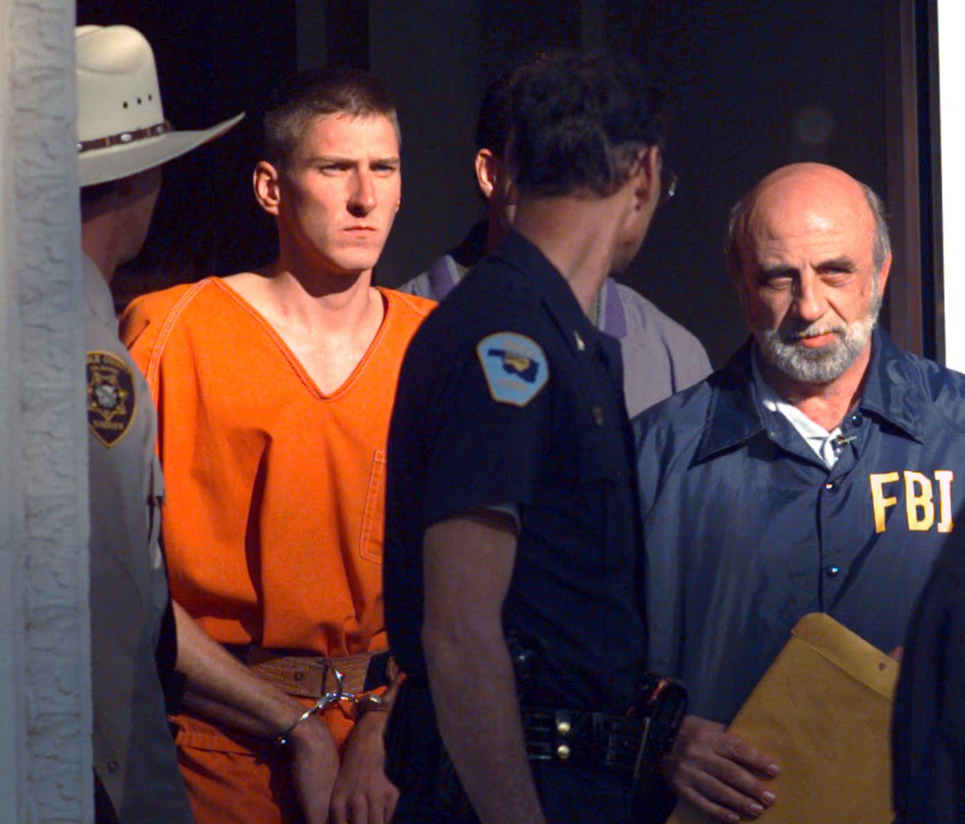 Timothy James McVeigh, luego del atentado, saliendo del Palacio de Justicia del condado Noble escoltado por agentes estatales y federales en Perry, Oklahoma, el 21 de abril de 1995 (AP Foto/John Gaps III/Archivo)
