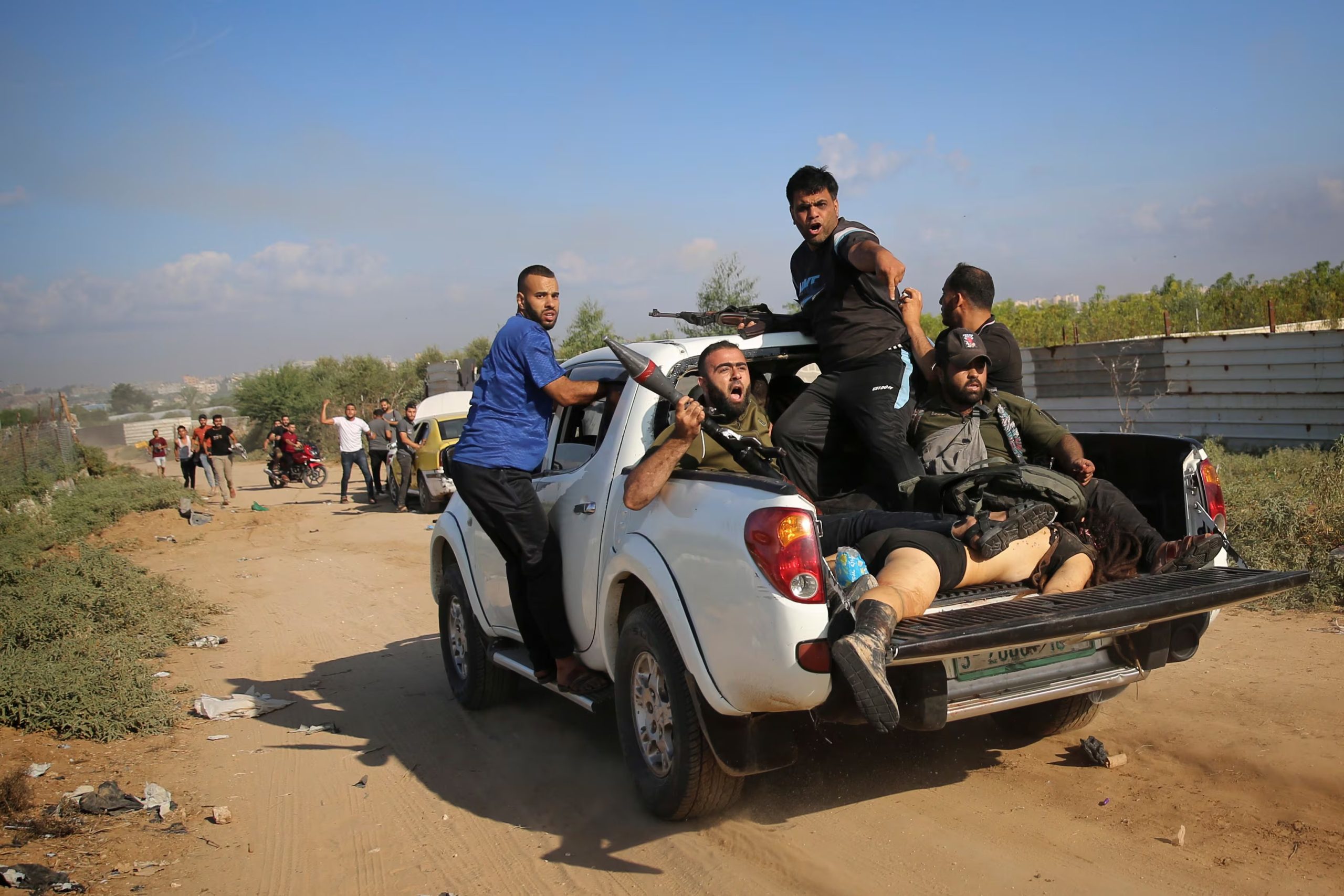 Terroristas regresan a la Franja de Gaza en una camioneta con el cuerpo de Shani Louk, una joven con doble nacionalidad israelí y alemana secuestrada en una fiesta eletrónica, el 7 de octubre de 2023 (AP Foto/Ali Mahmud)