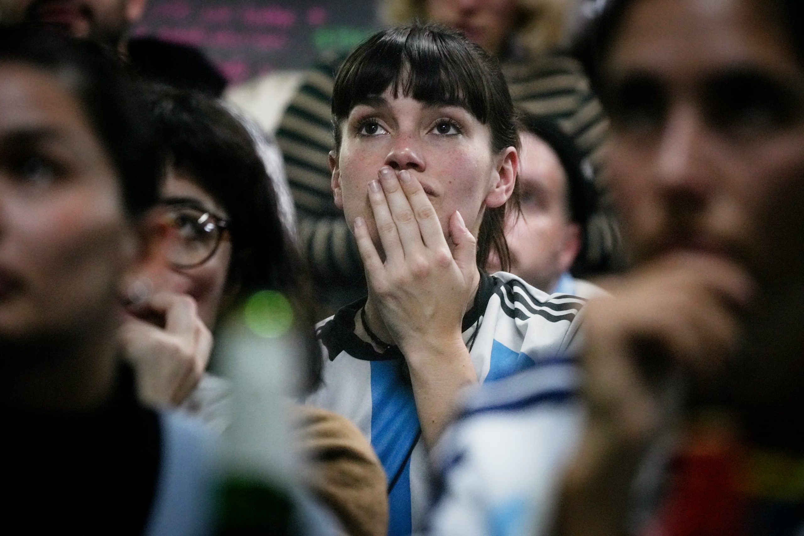 La repetición de rituales, antes y durante los partidos, refuerza la sensación de pertenencia a un grupo (REUTERS/Mariana Nedelcu) 