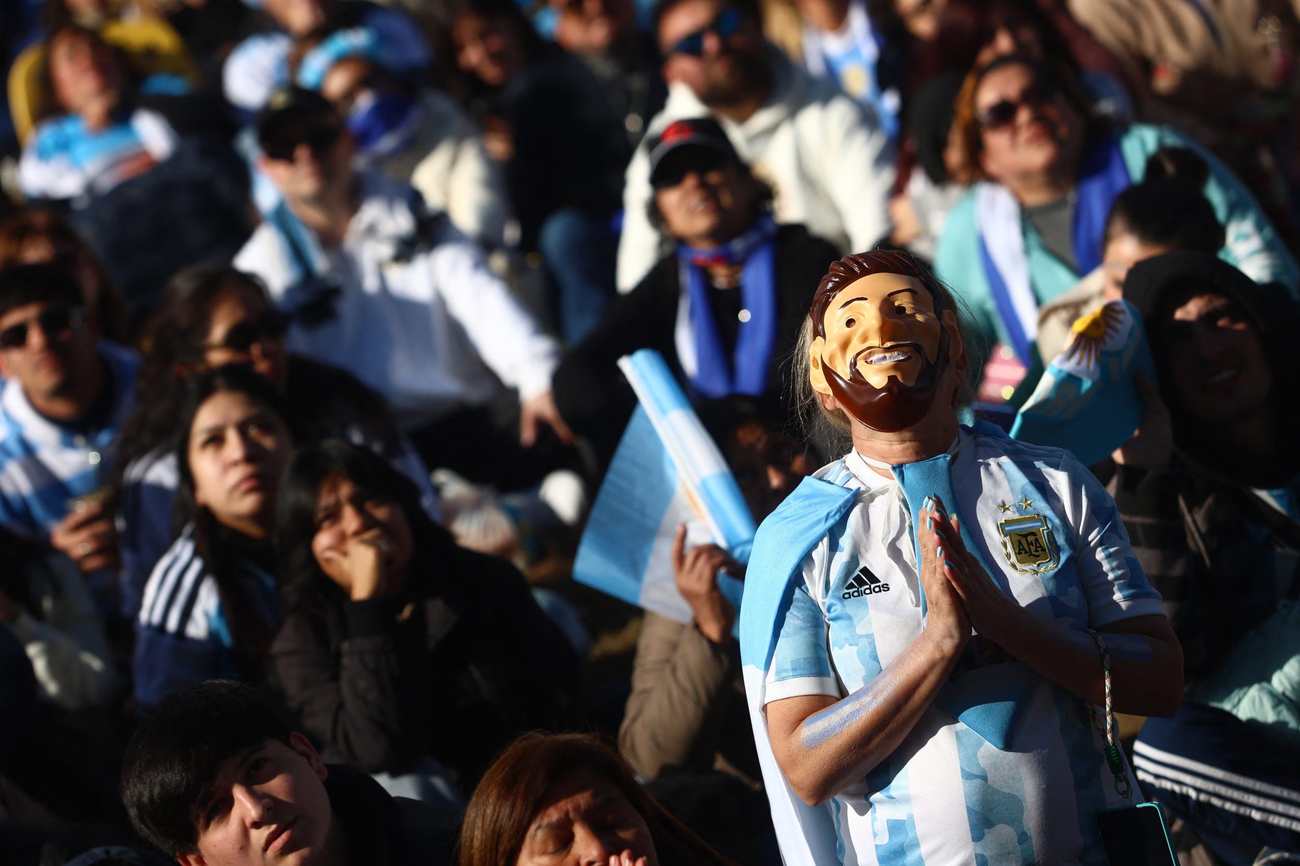 El pensamiento mágico permite a los aficionados sentir que tienen incidencia en el resultado del juego (REUTERS/Matias Baglietto)