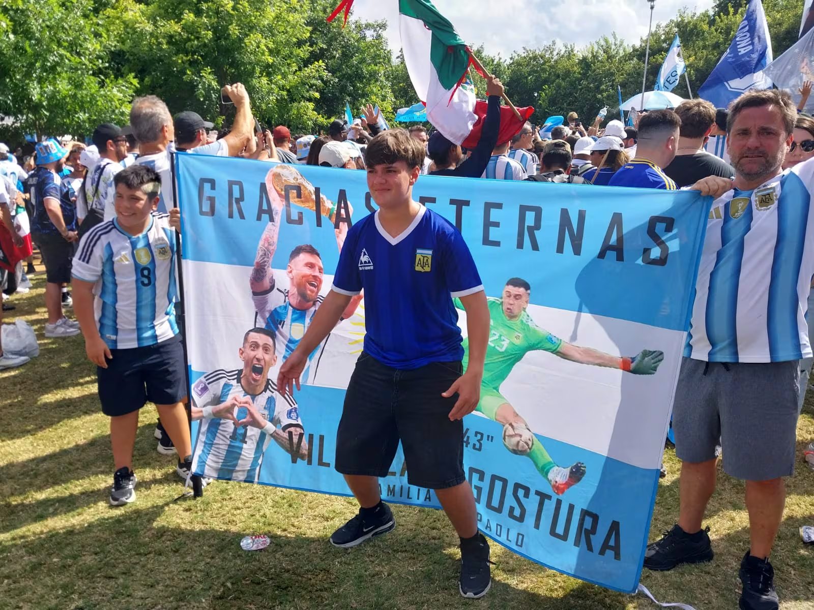 Messi, Di María y el Dibu en una bandera