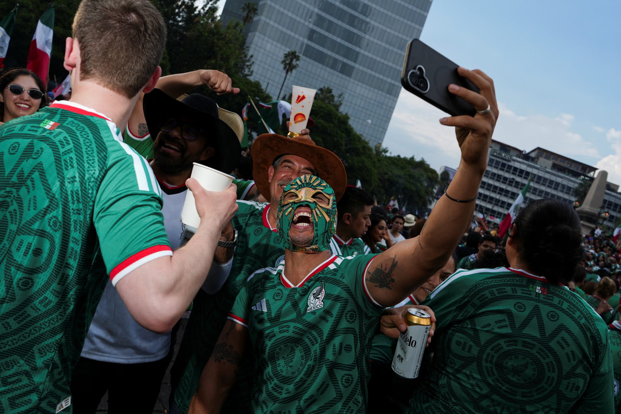 Los aficionados mexicanos viven al máximo la fiesta mundialista. Mexico City, Mexico, June 11, 2026. REUTERS/Fred Ramos