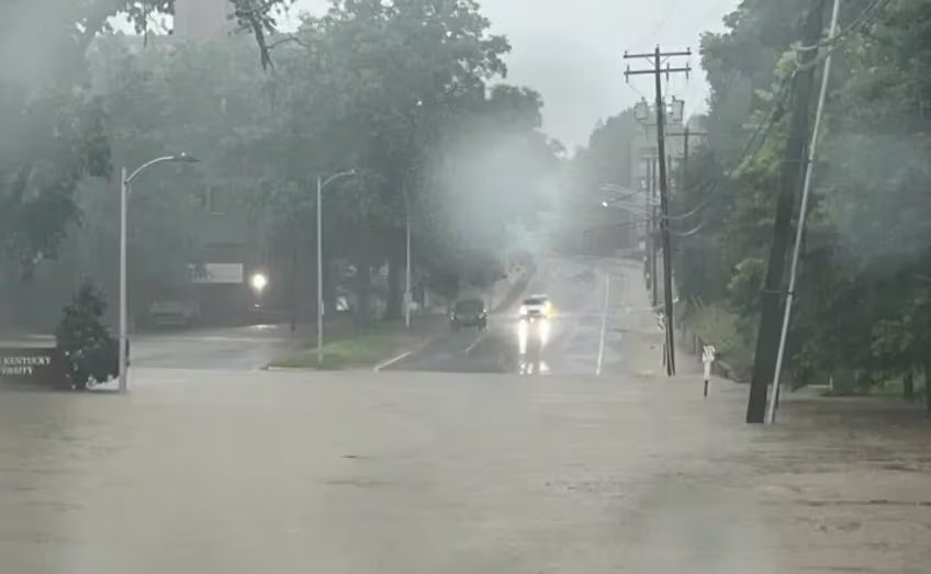 Las inundaciones dejaron al menos 12 rutas estatales fuera de servicio y motivaron una evacuación preventiva cerca de Louisville por un deslizamiento junto a una represa (Richmond Police Department)
