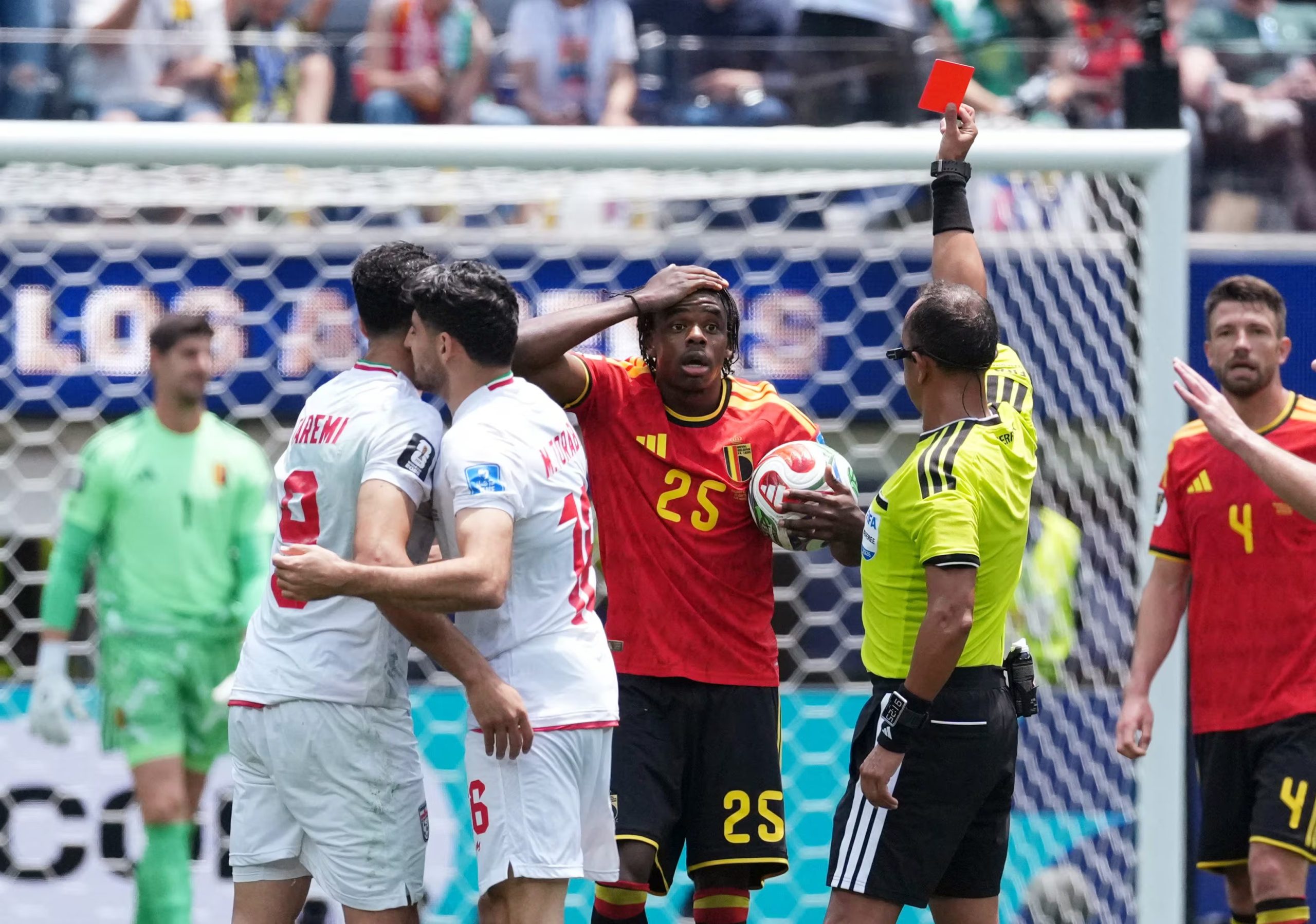 El árbitro Darío Herrera muestra una tarjeta roja al jugador belga Nathan Ngoy (IMAGN IMAGES, Reuters/Kirby Lee)
