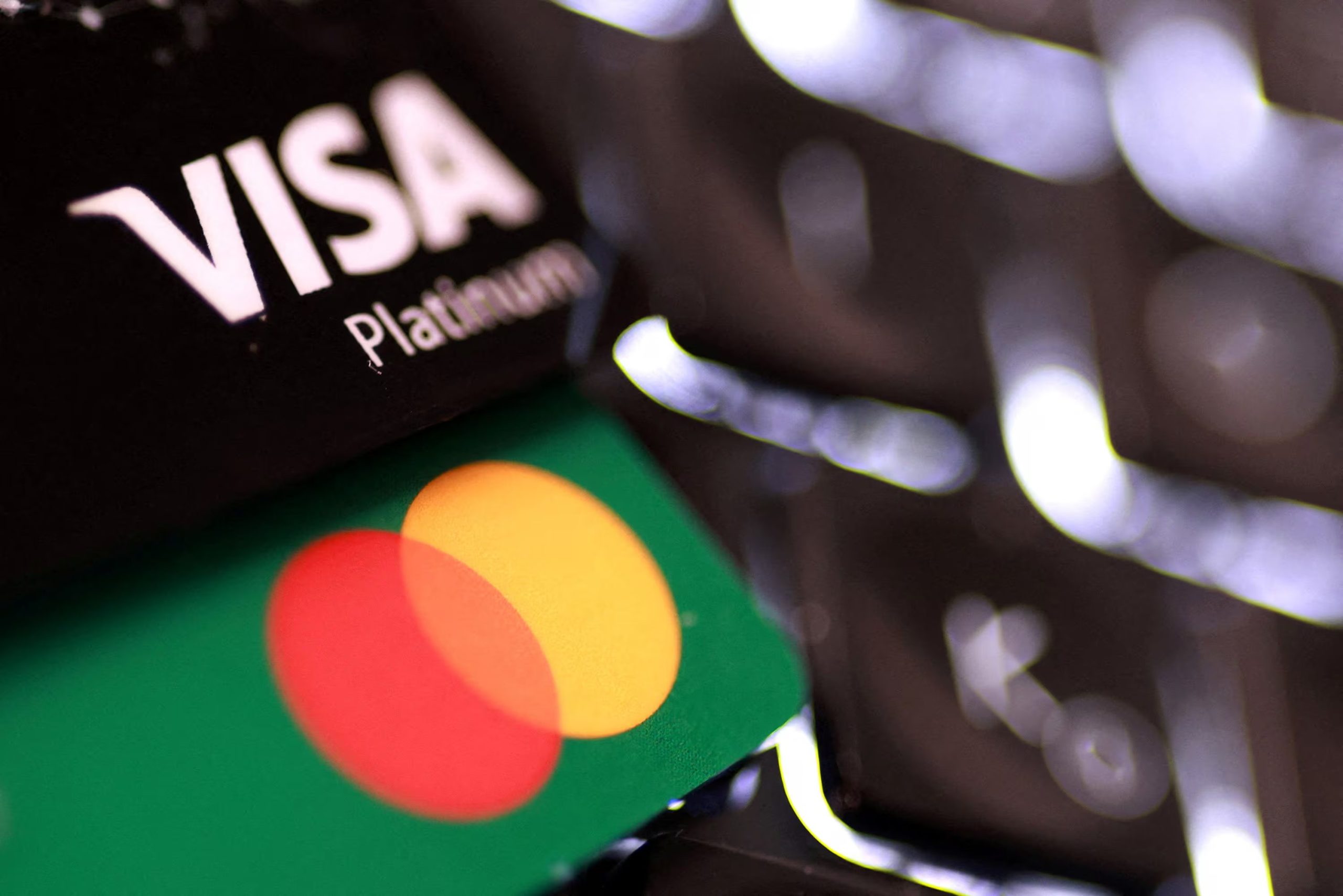 Las operaciones de pago con las tarjetas Visa y Mastercard quedarán suspendidas en Cuba a partir del sábado (REUTERS/Dado Ruvic/Ilustración)